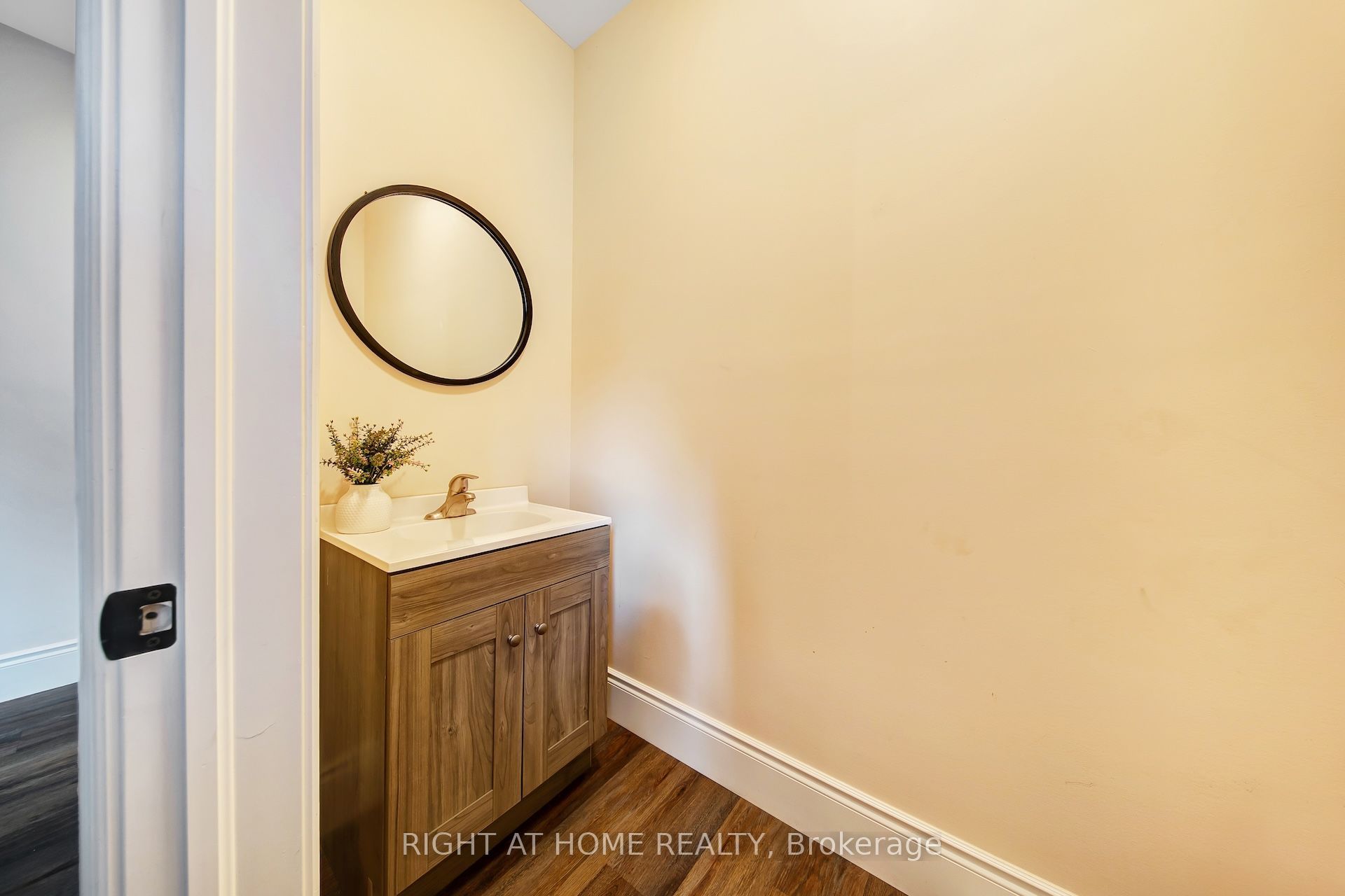 30 Willow Street N Property Photo 16