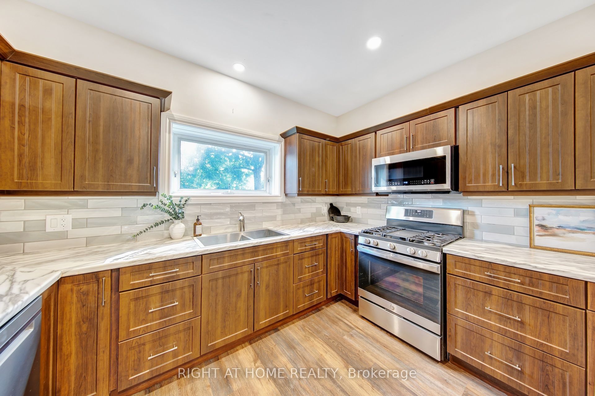 30 Willow Street N Property Photo 17