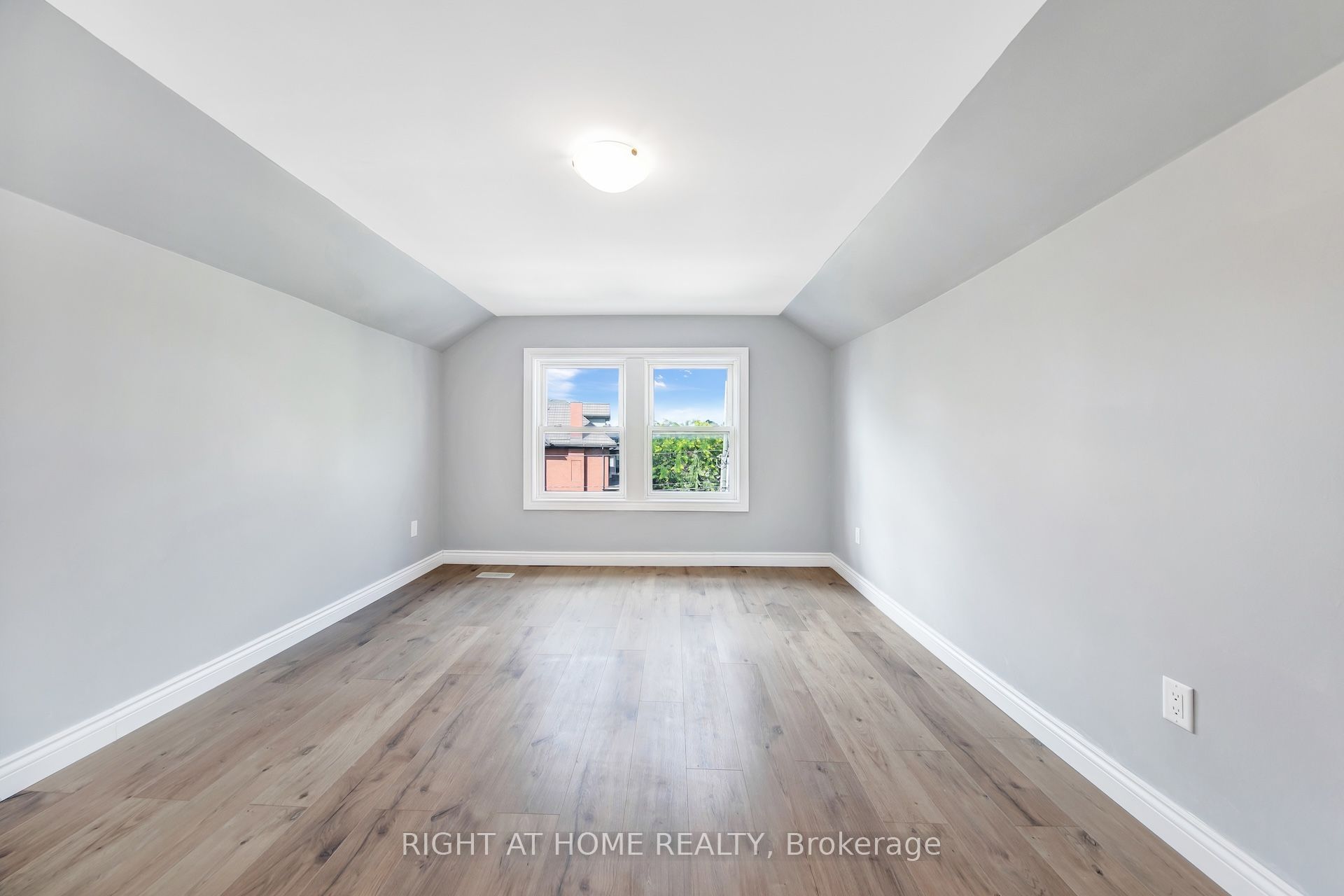 30 Willow Street N Property Photo 32