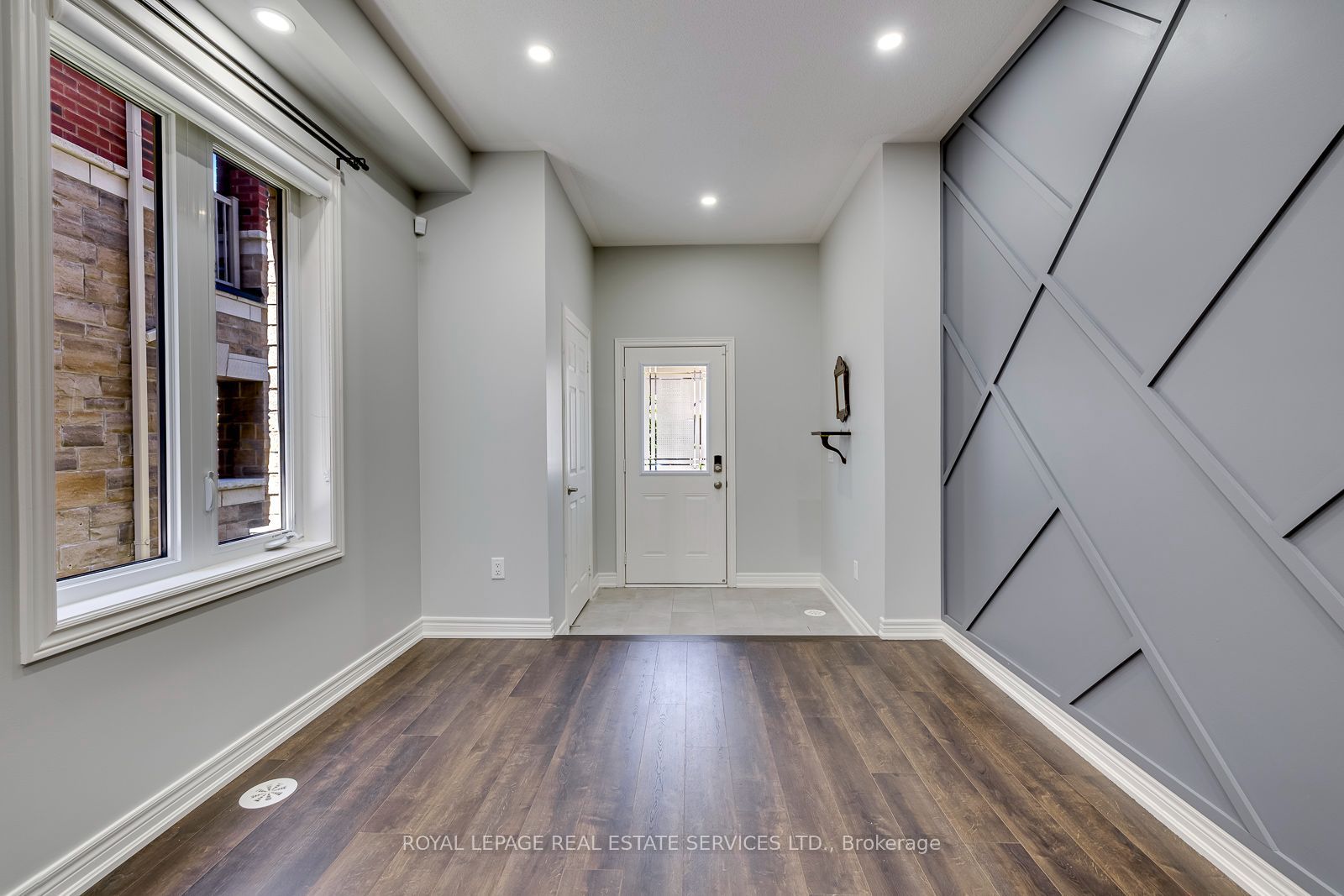 486 Silver Maple Road Property Photo 4