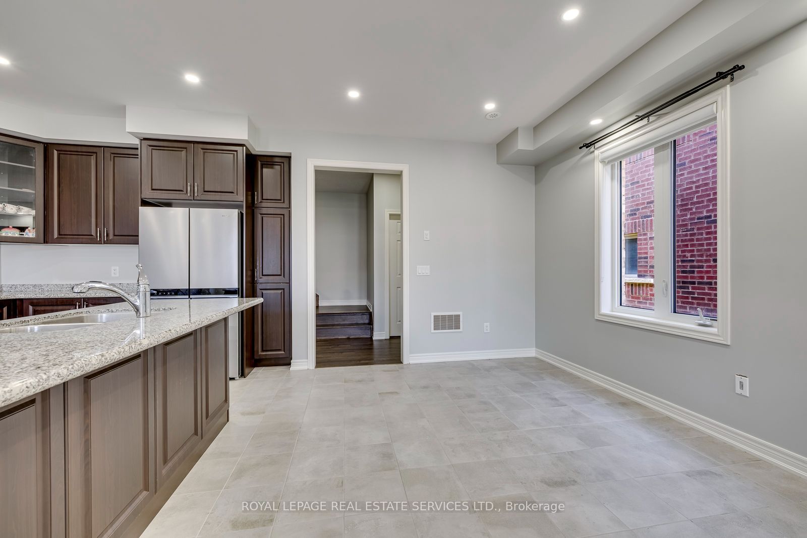 486 Silver Maple Road Property Photo 17