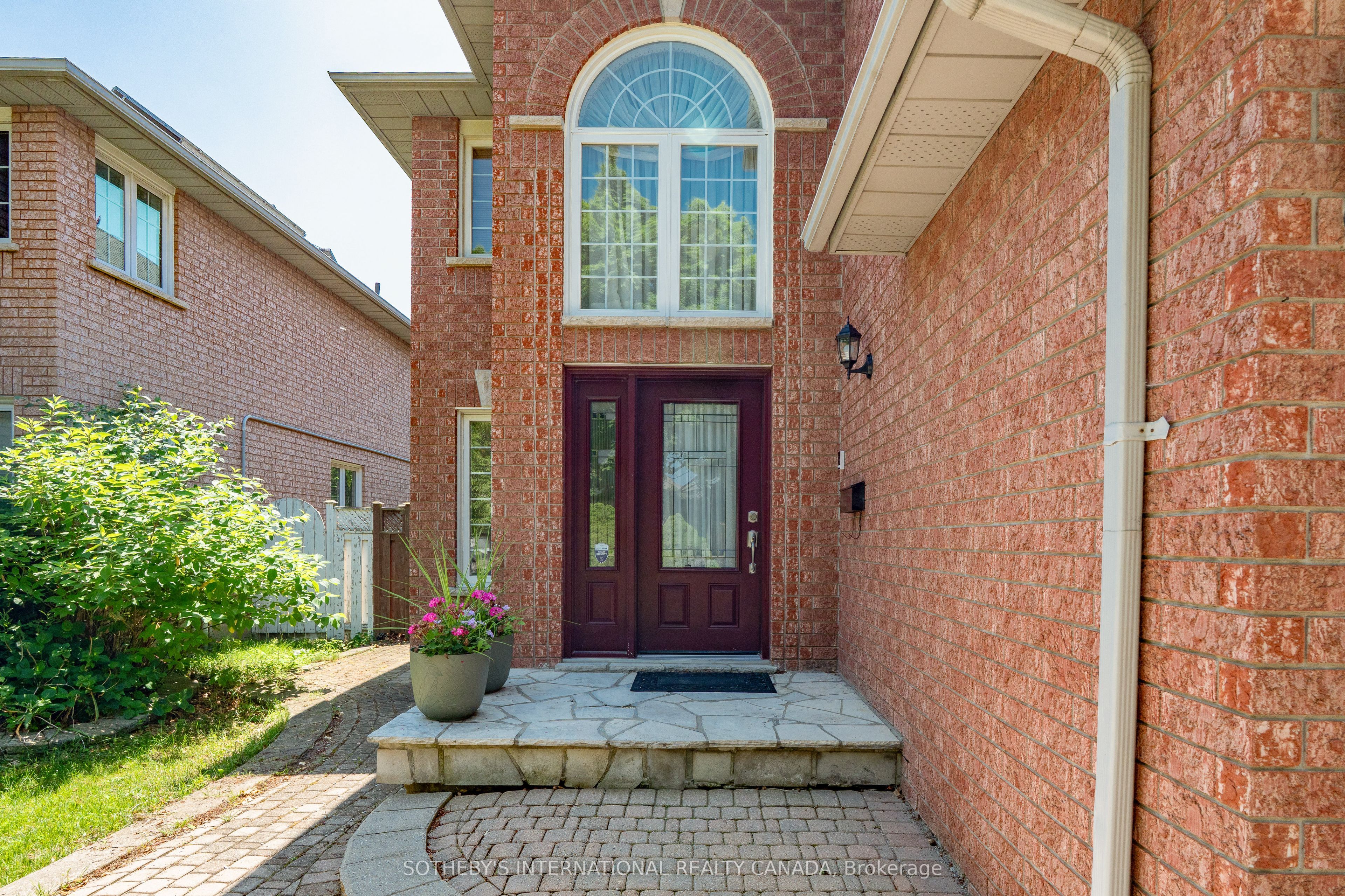 5550 Middleport Crescent N Property Photo 4