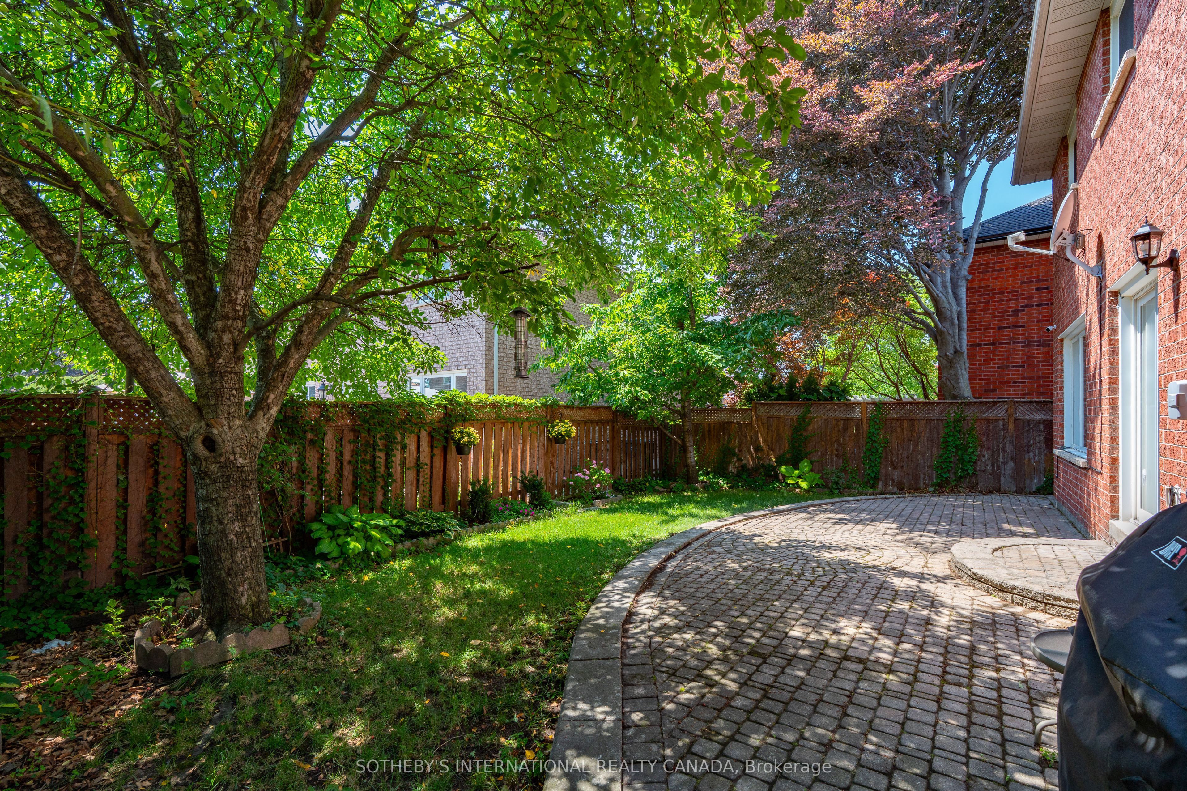 5550 Middleport Crescent N Property Photo 5