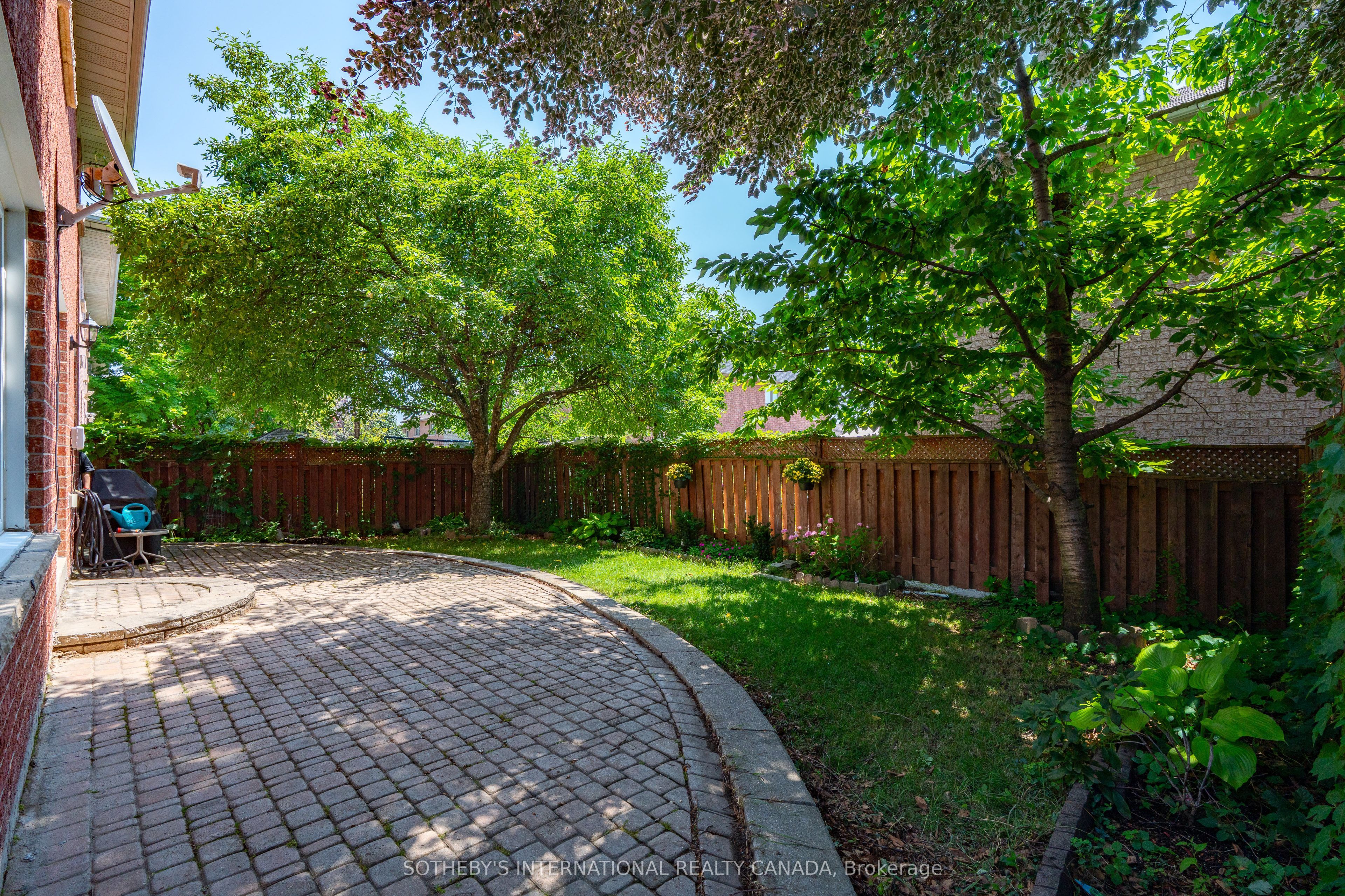5550 Middleport Crescent N Property Photo 6