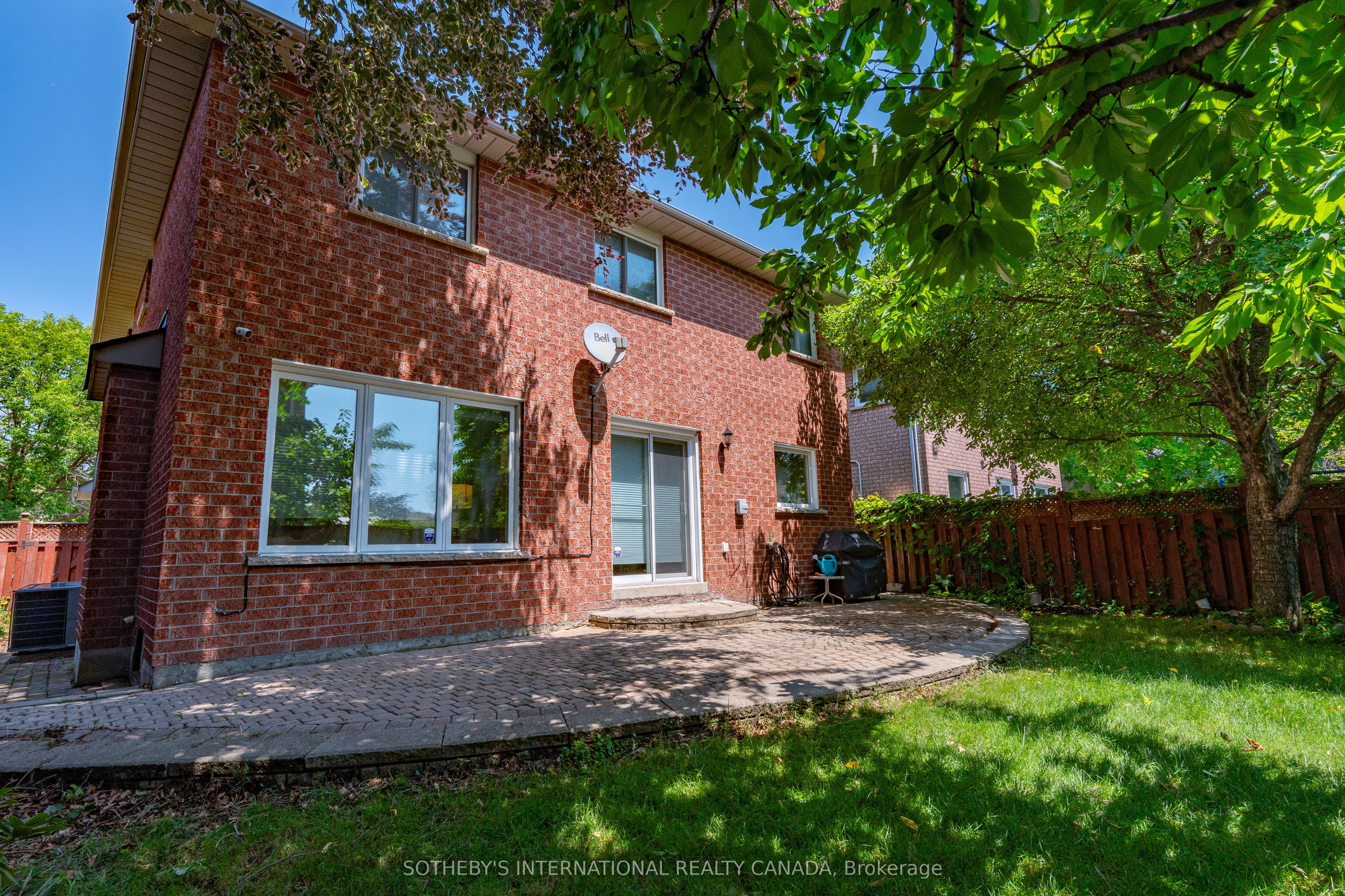 5550 Middleport Crescent N Property Photo 7