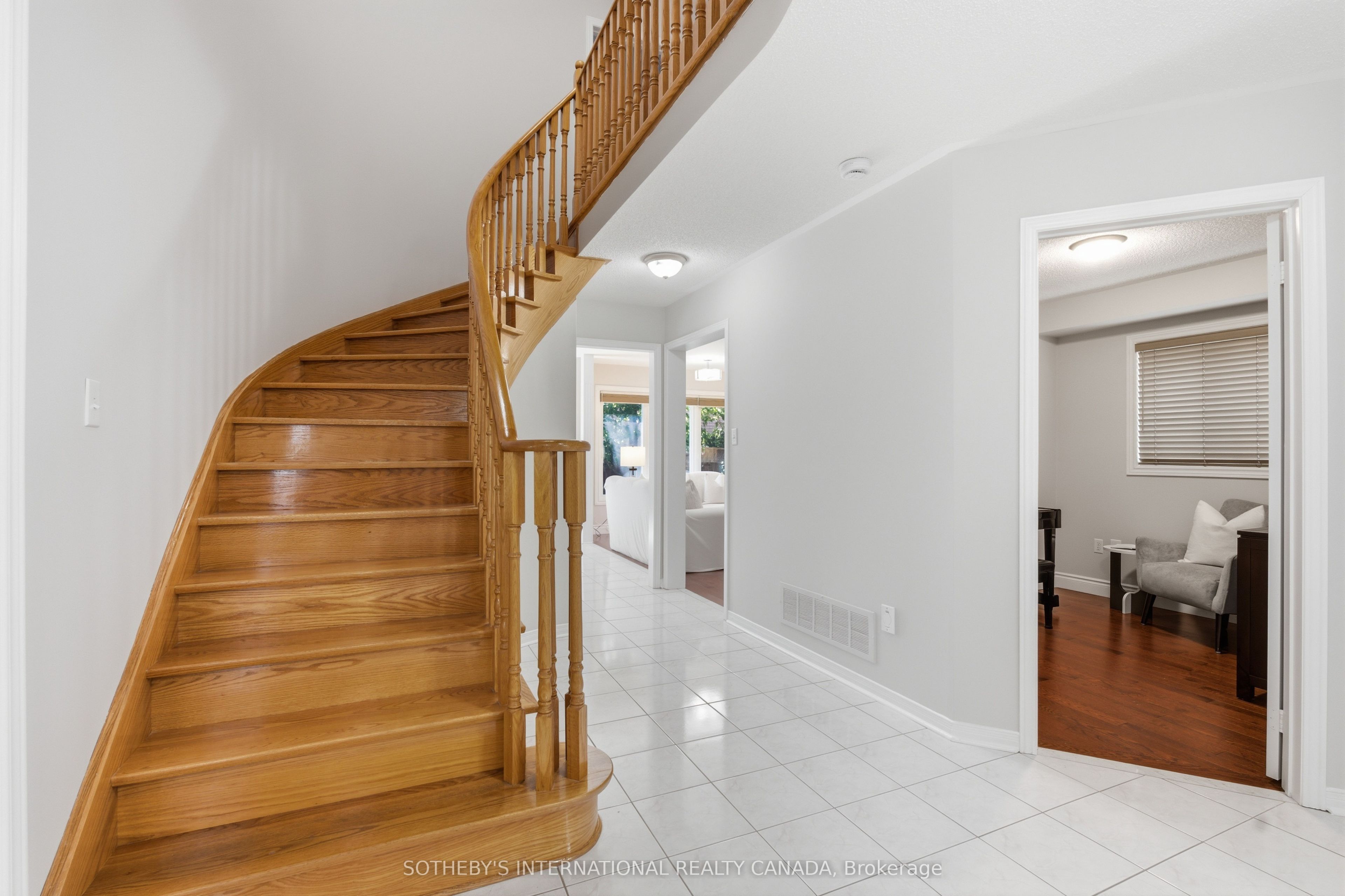5550 Middleport Crescent N Property Photo 14