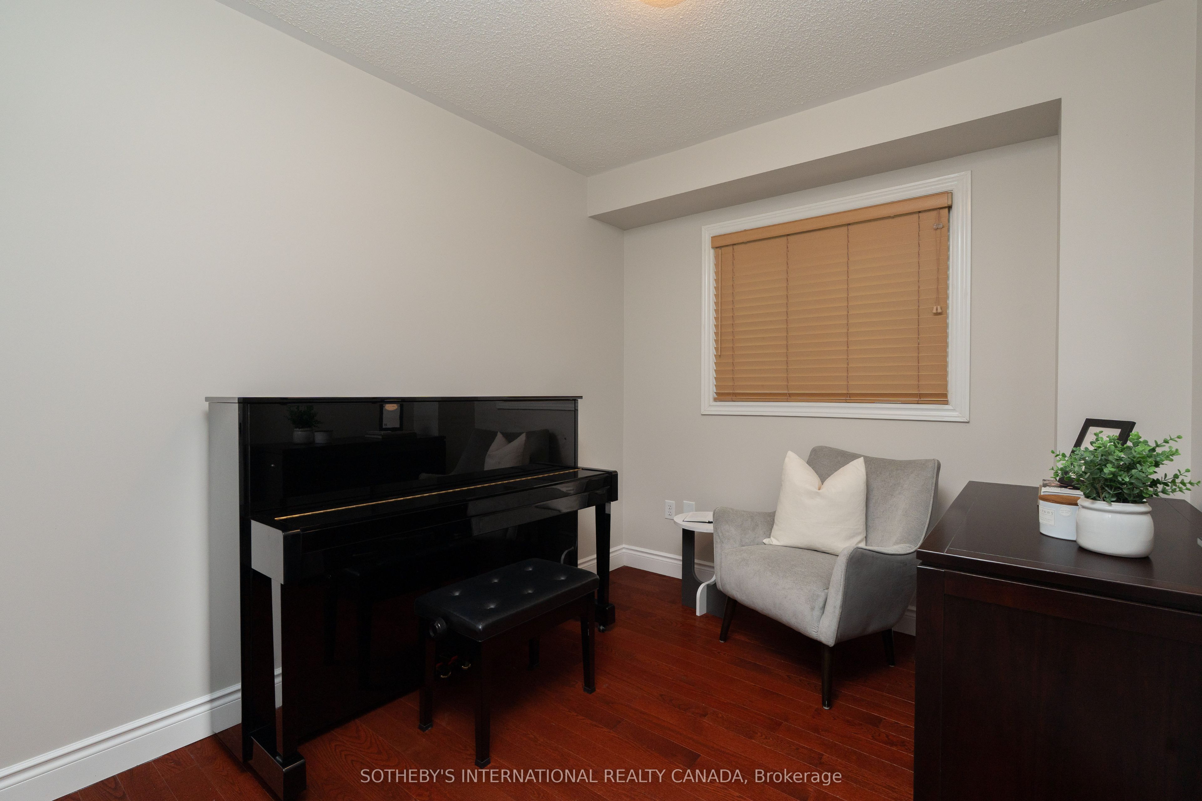 5550 Middleport Crescent N Property Photo 15