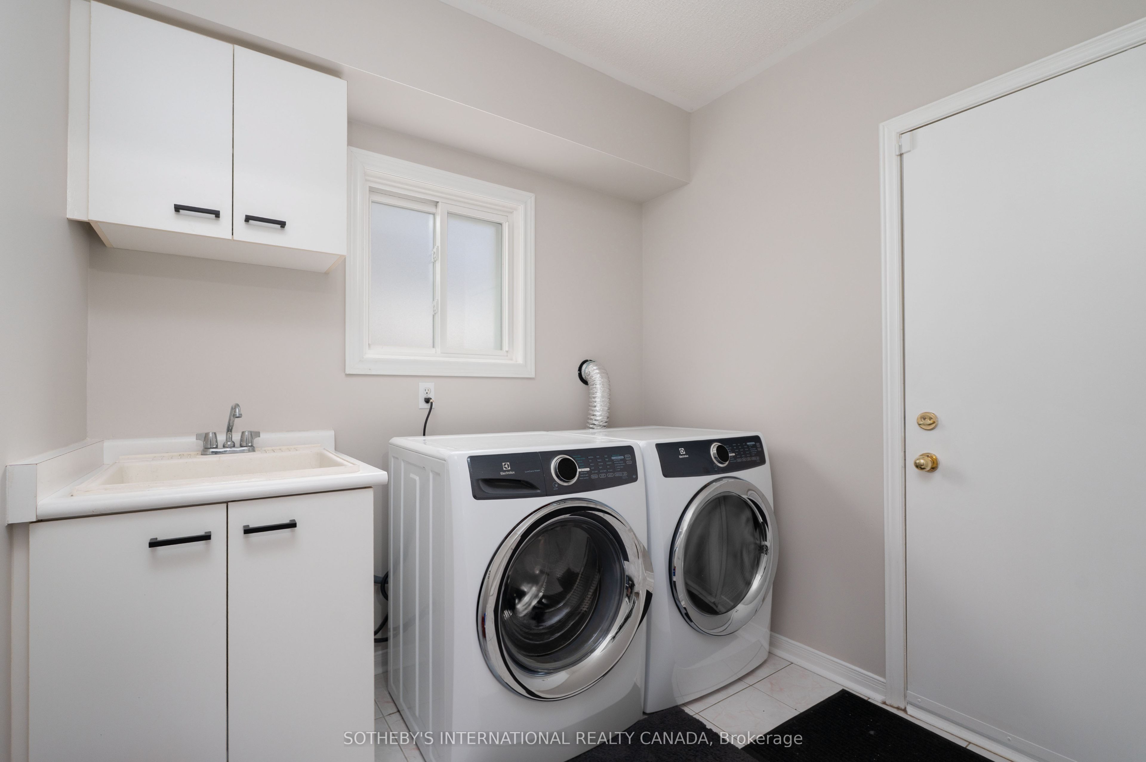 5550 Middleport Crescent N Property Photo 17