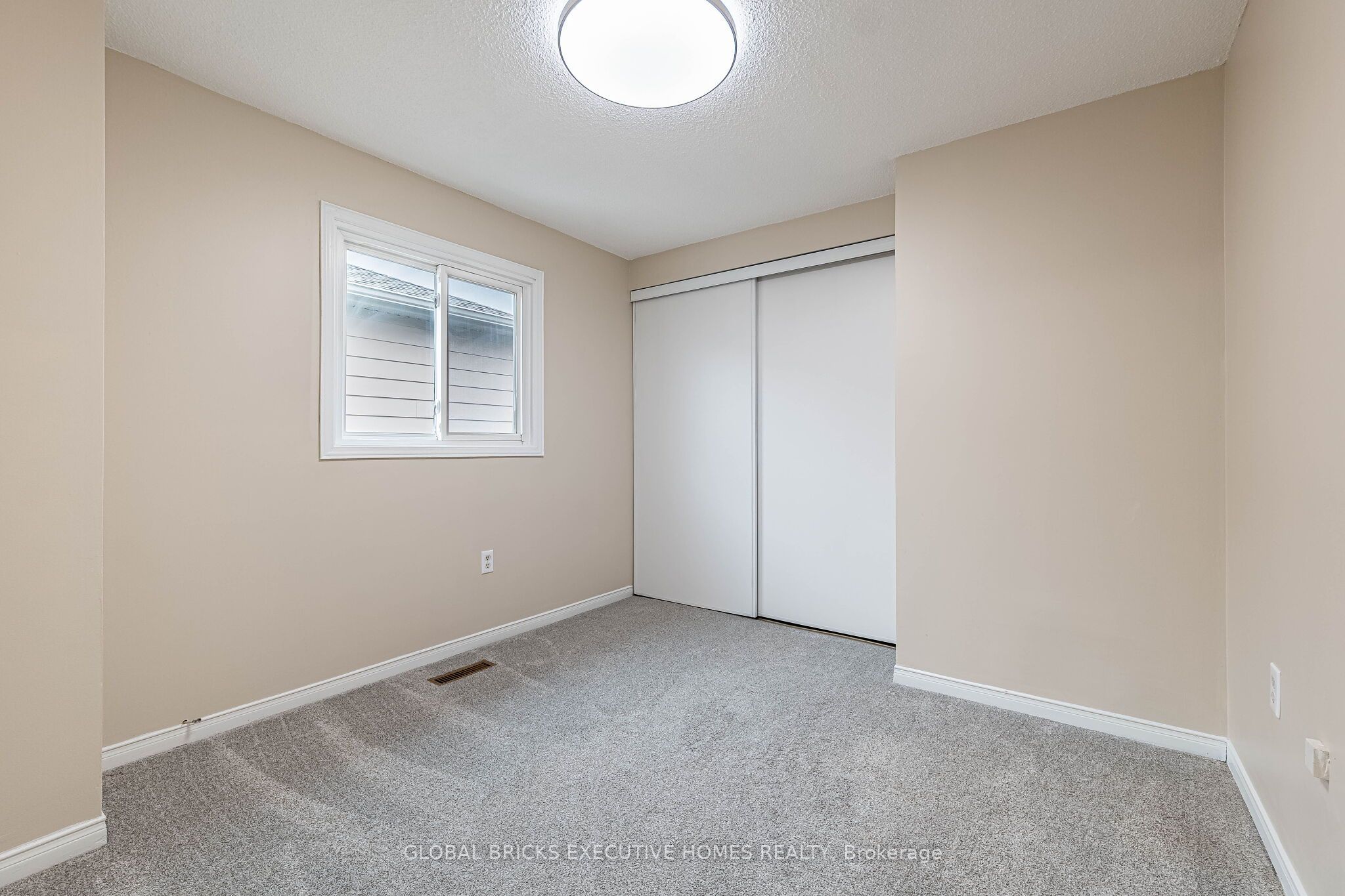 2150 Hunt Crescent Property Photo 29