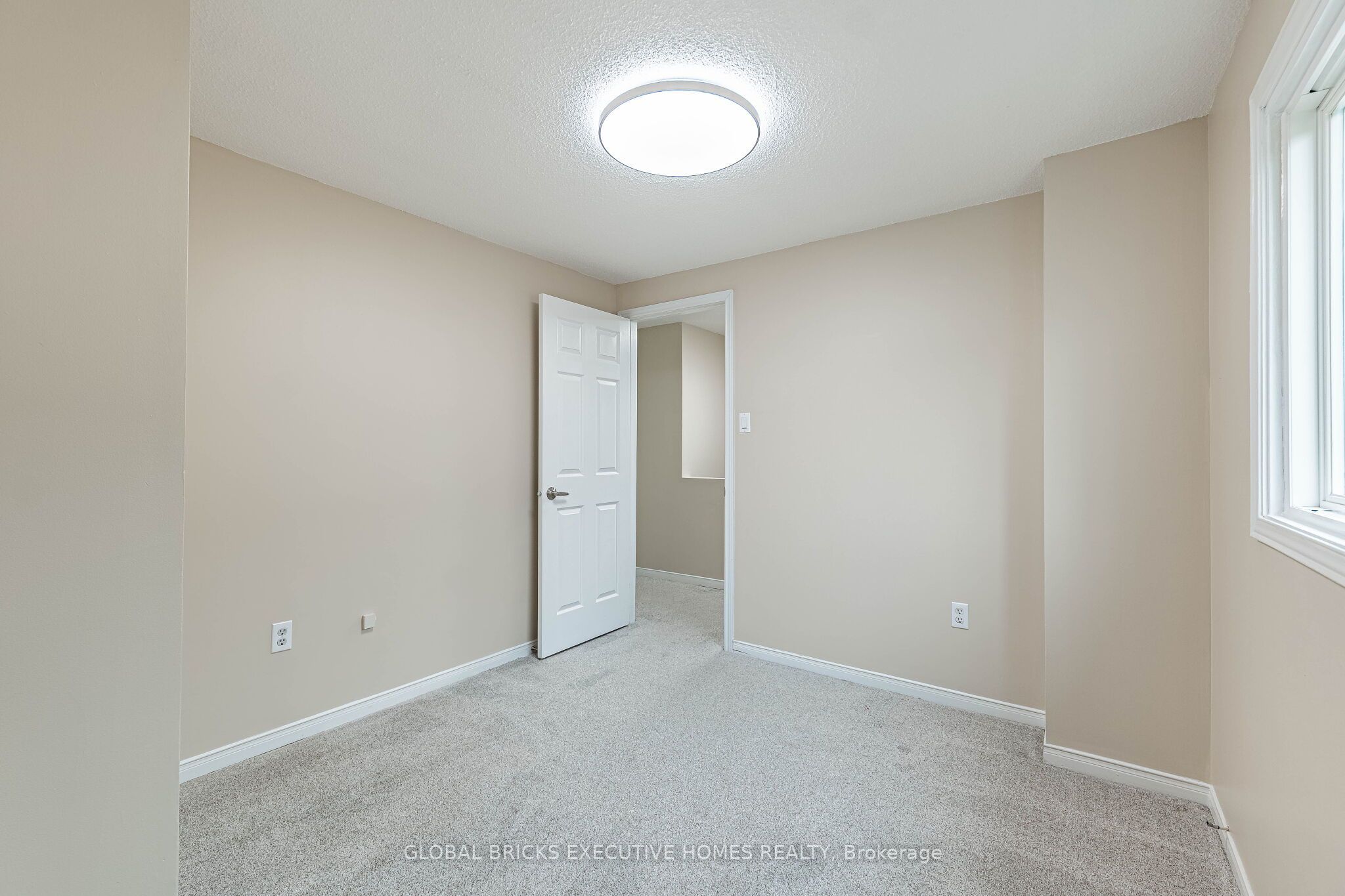 2150 Hunt Crescent Property Photo 30
