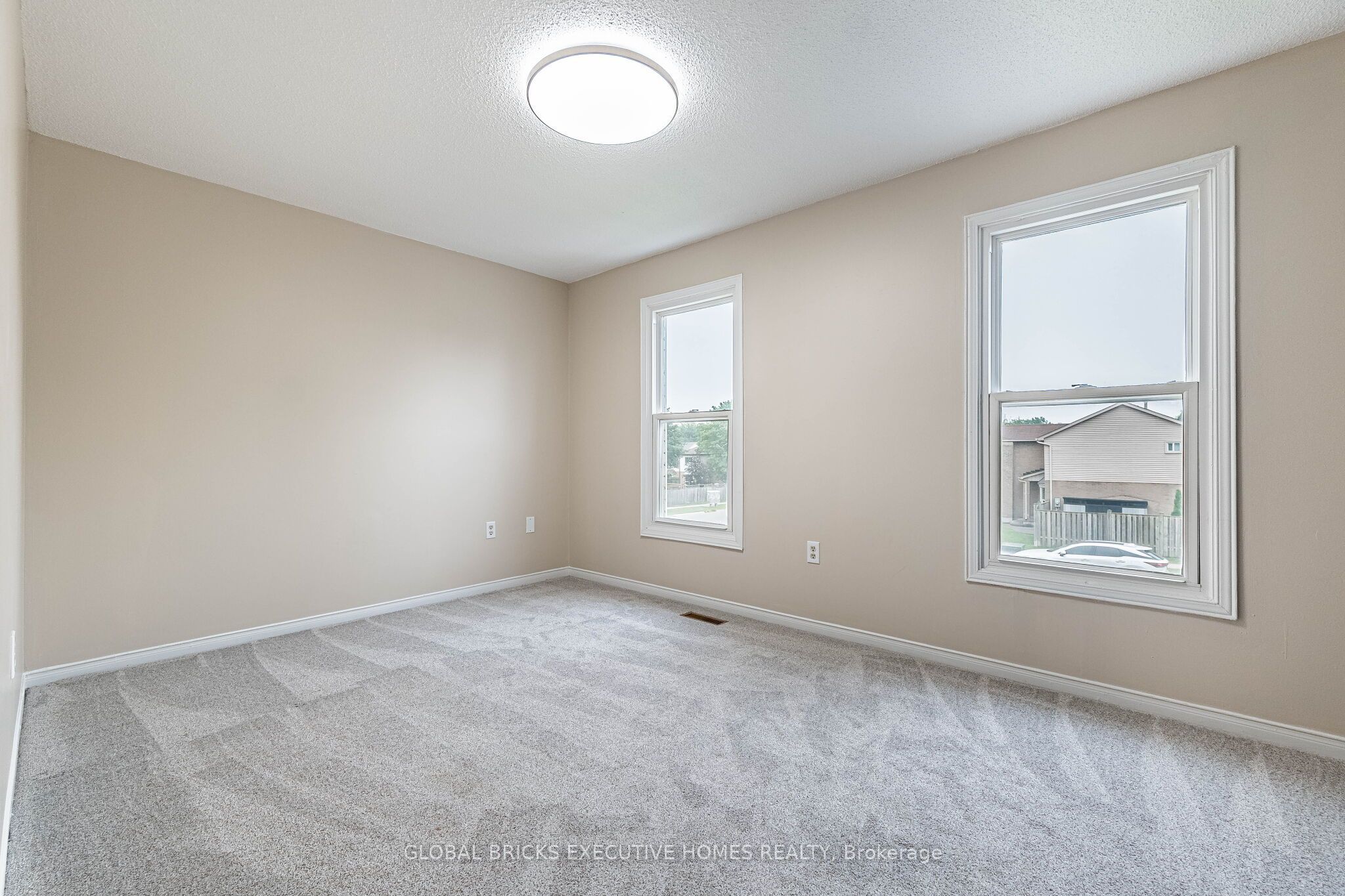 2150 Hunt Crescent Property Photo 32