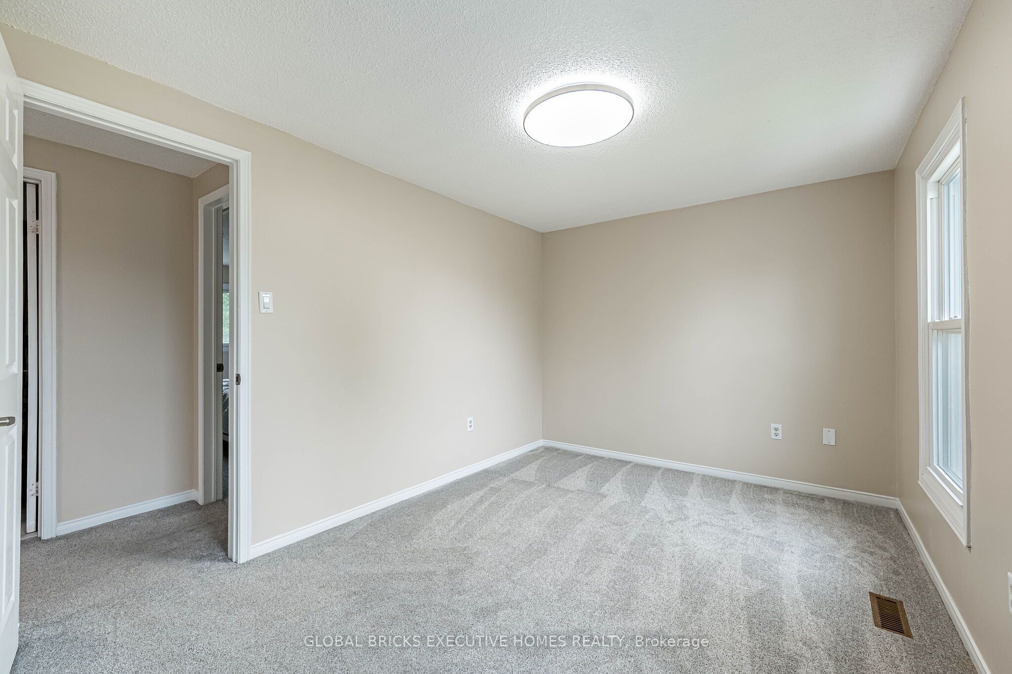 2150 Hunt Crescent Property Photo 33
