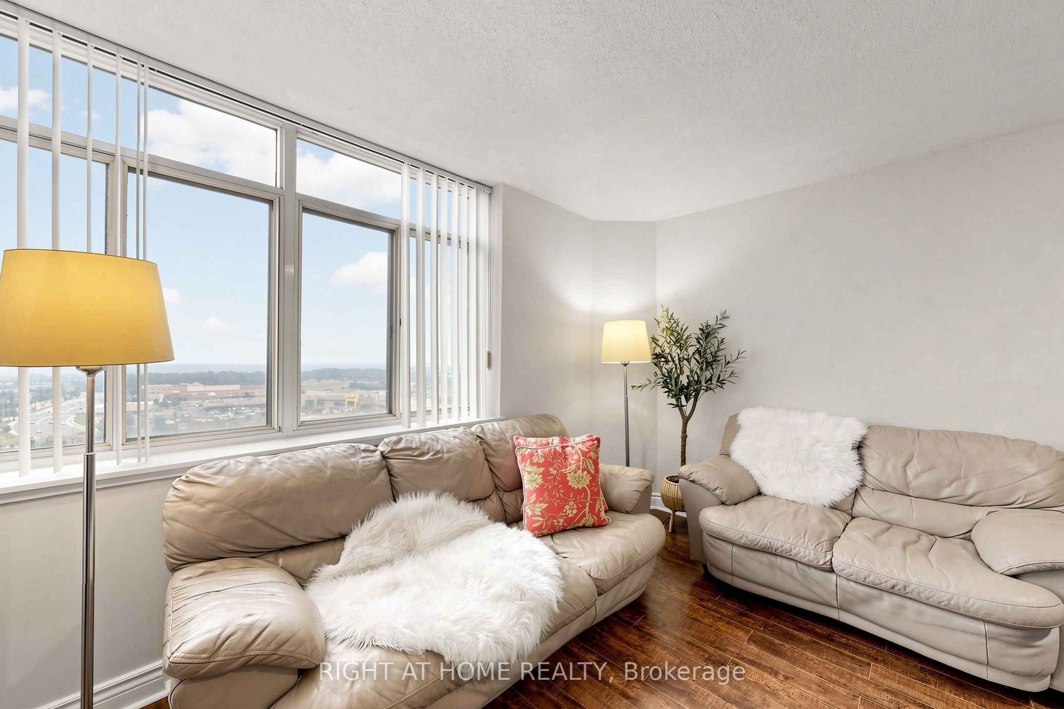 300 Webb Drive Ph9 Property Photo 3