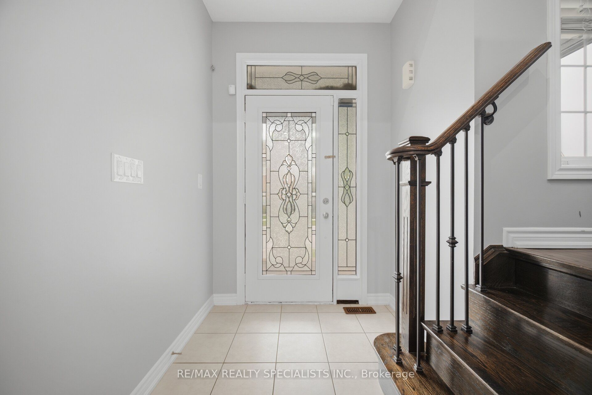 227 Minto Crescent Property Photo 7