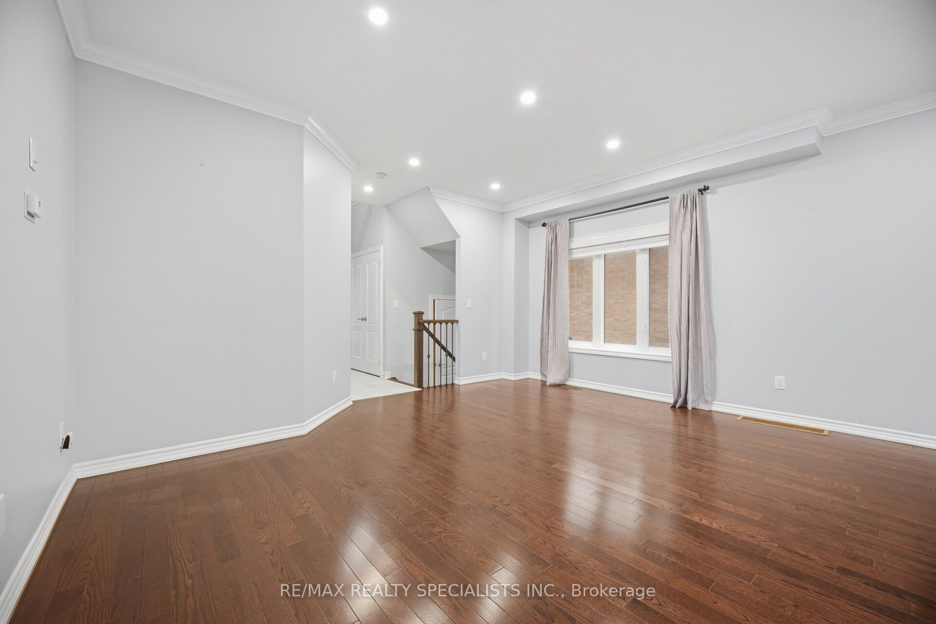 227 Minto Crescent Property Photo 11
