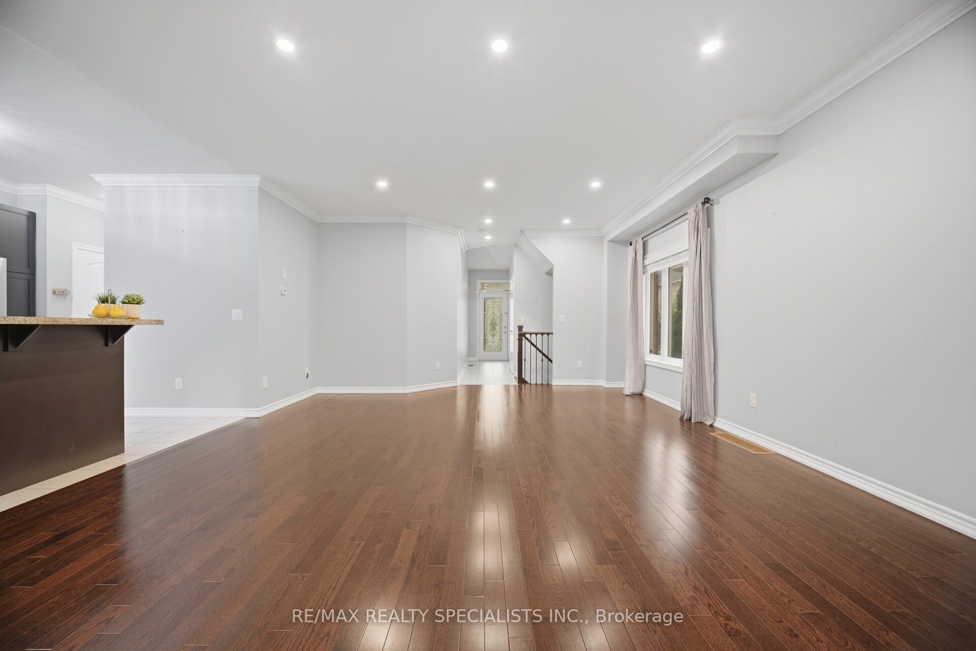 227 Minto Crescent Property Photo 16