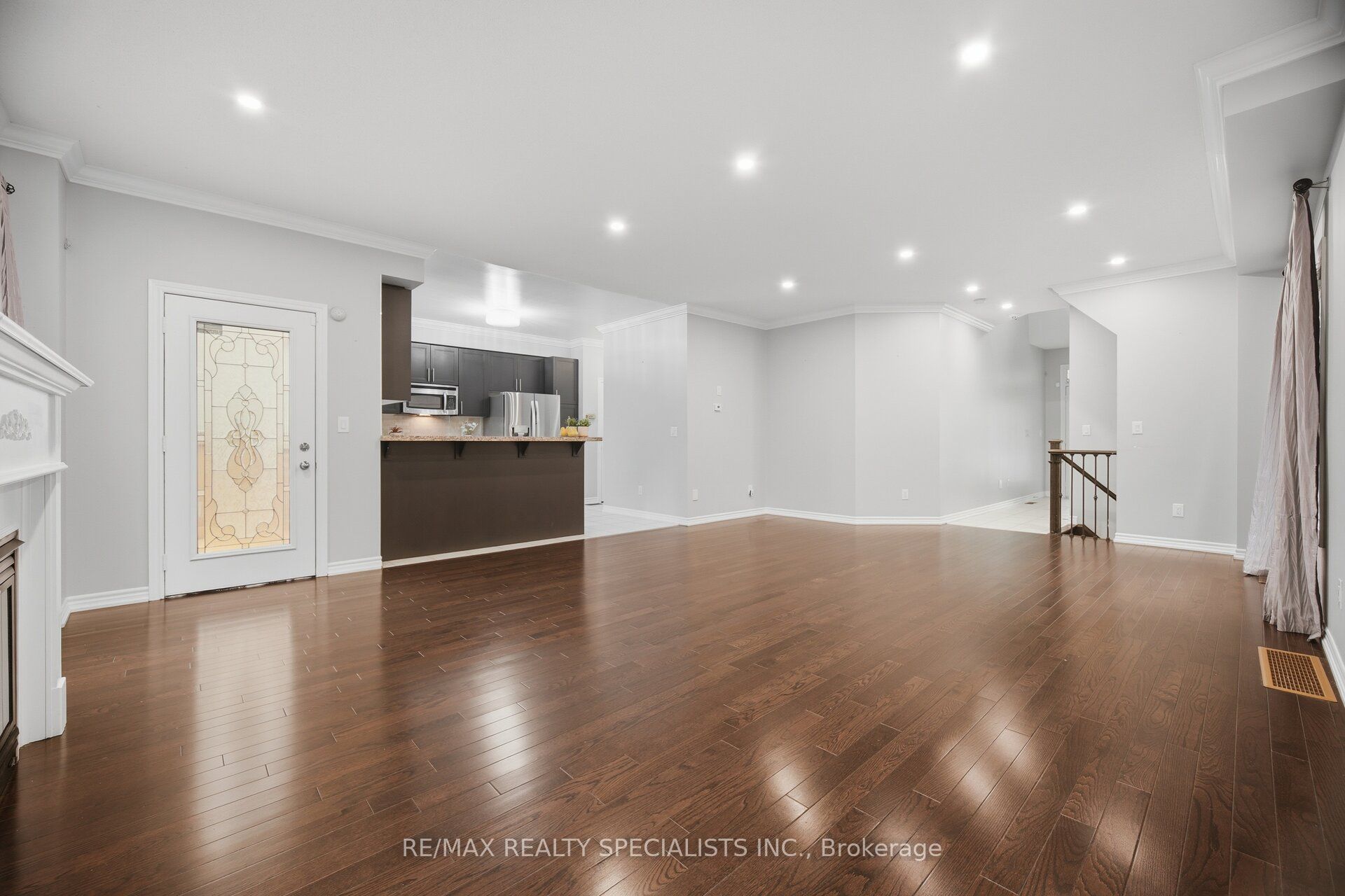 227 Minto Crescent Property Photo 17
