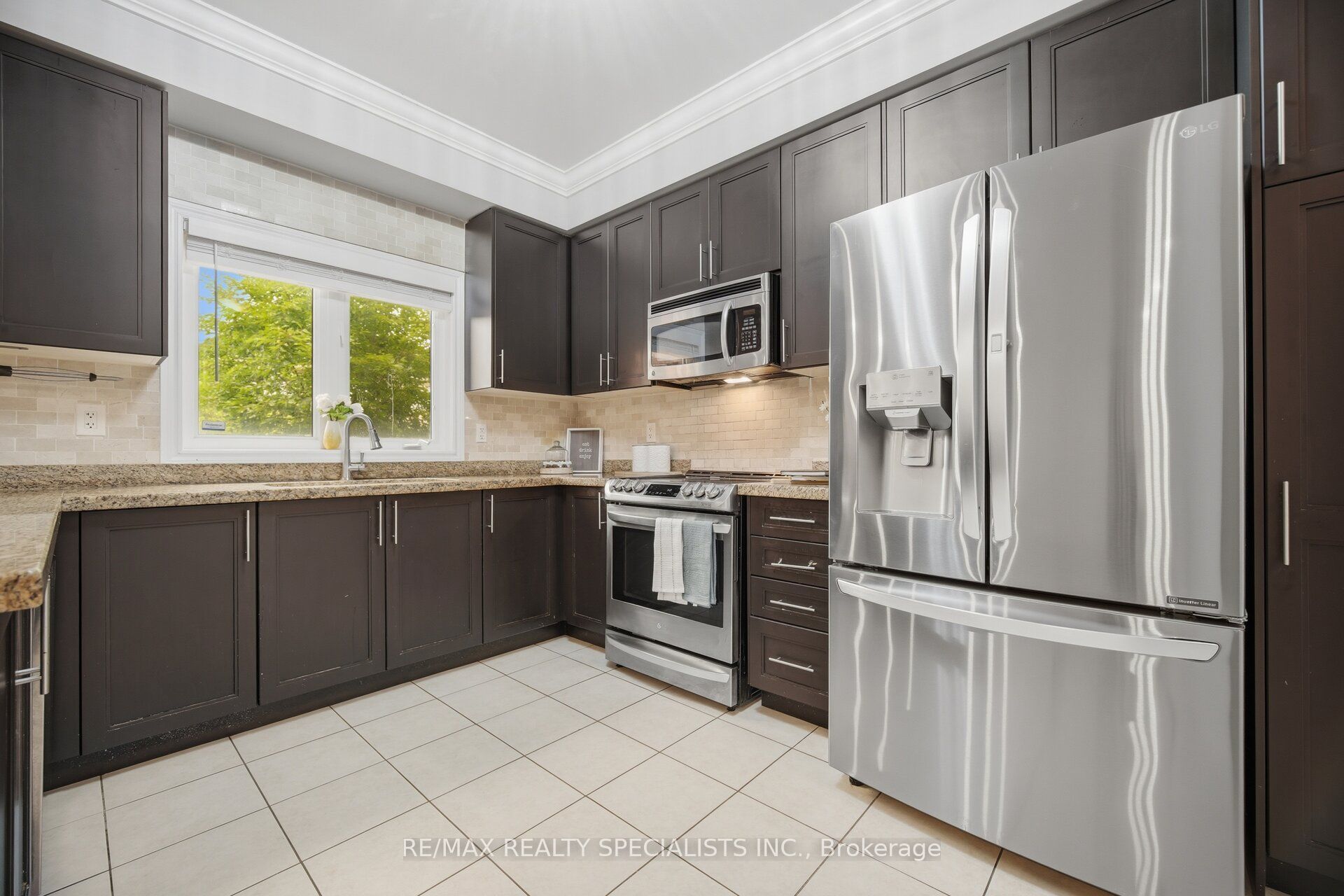 227 Minto Crescent Property Photo 20
