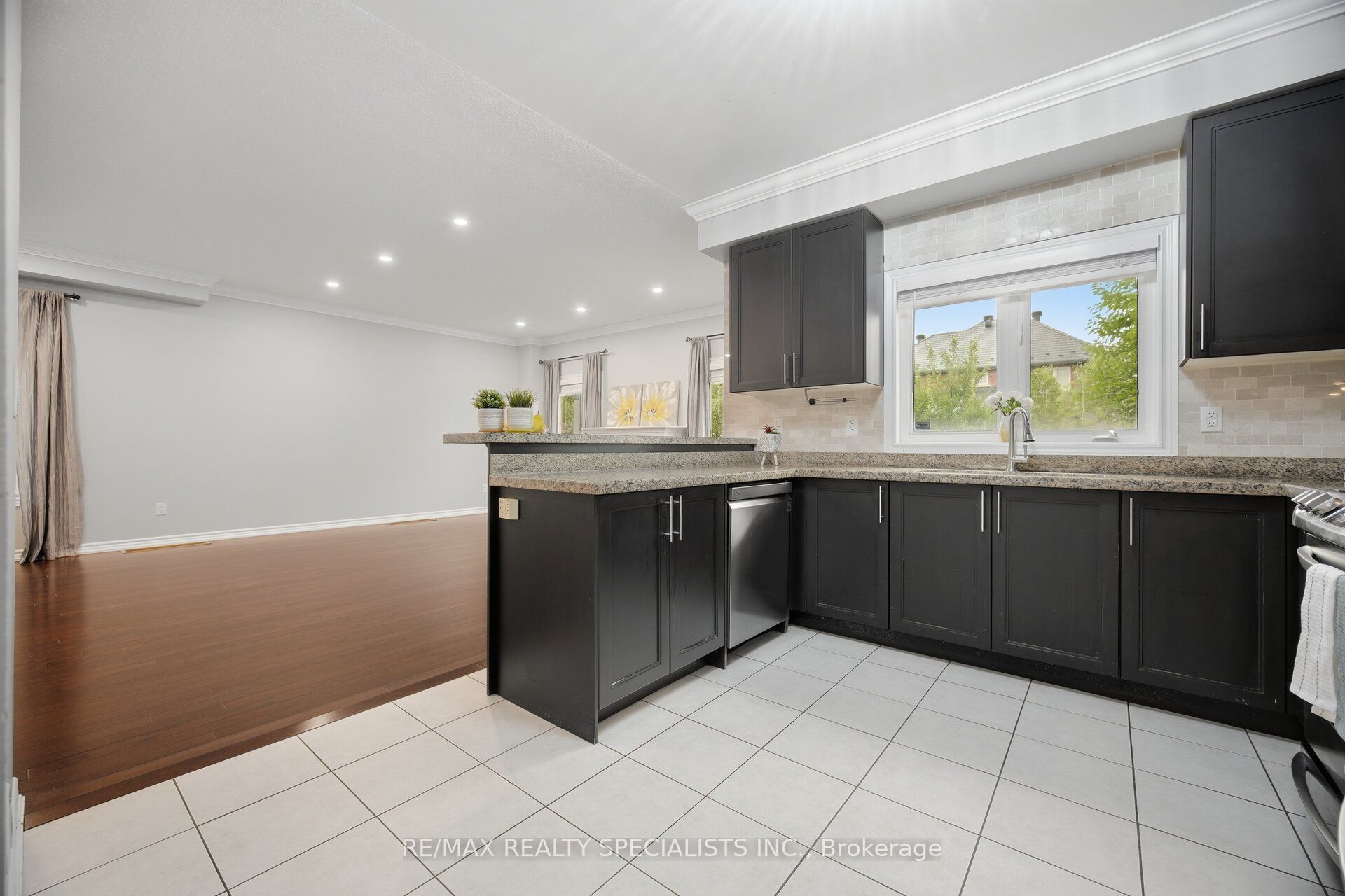 227 Minto Crescent Property Photo 21