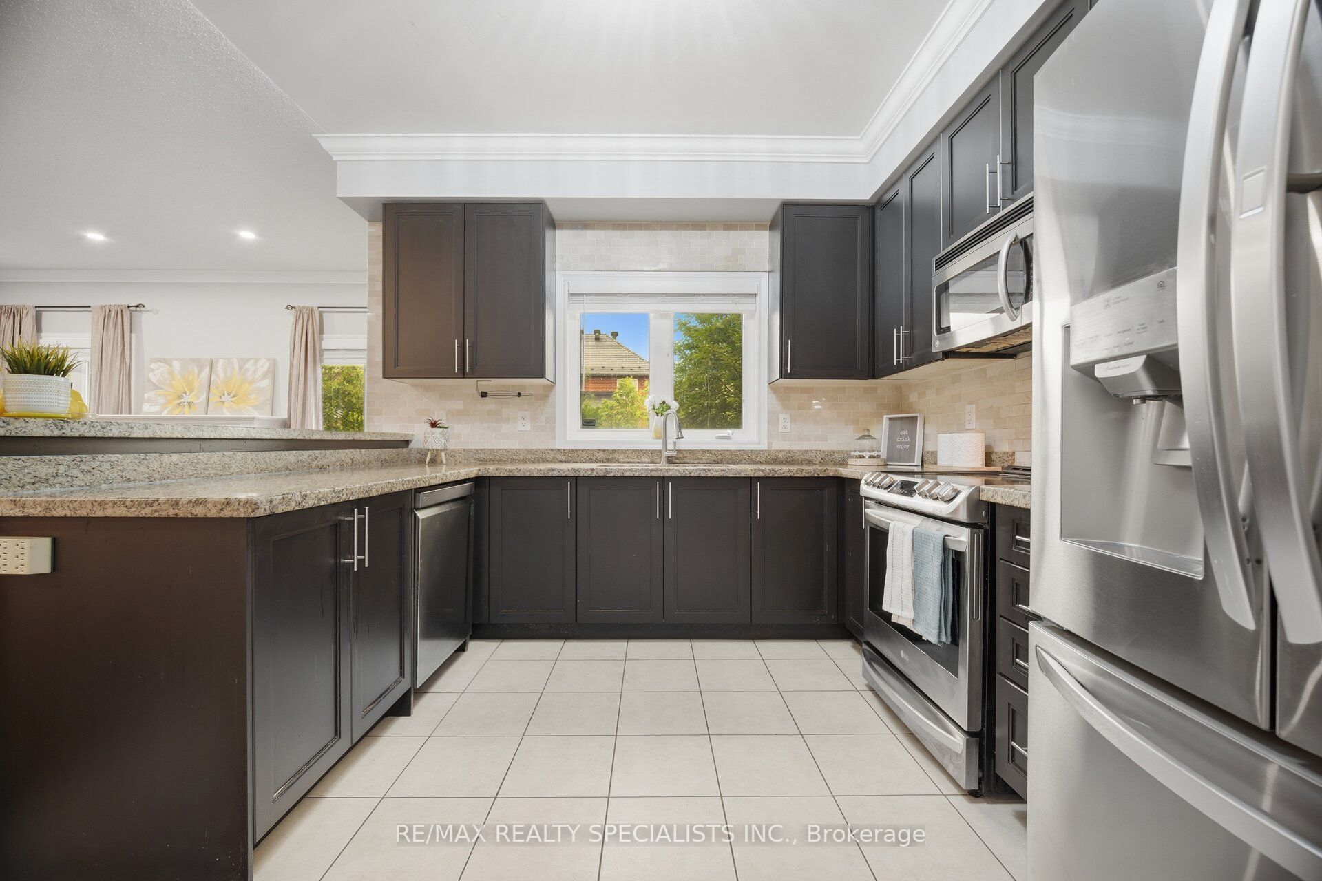227 Minto Crescent Property Photo 22