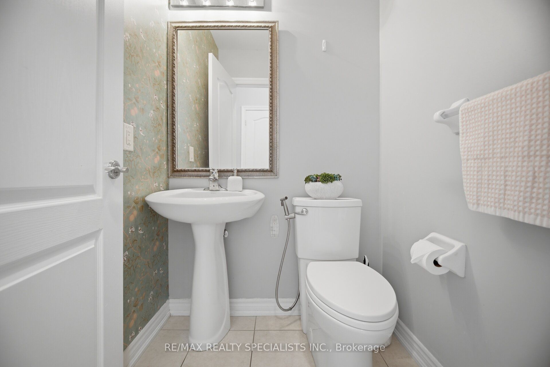 227 Minto Crescent Property Photo 24