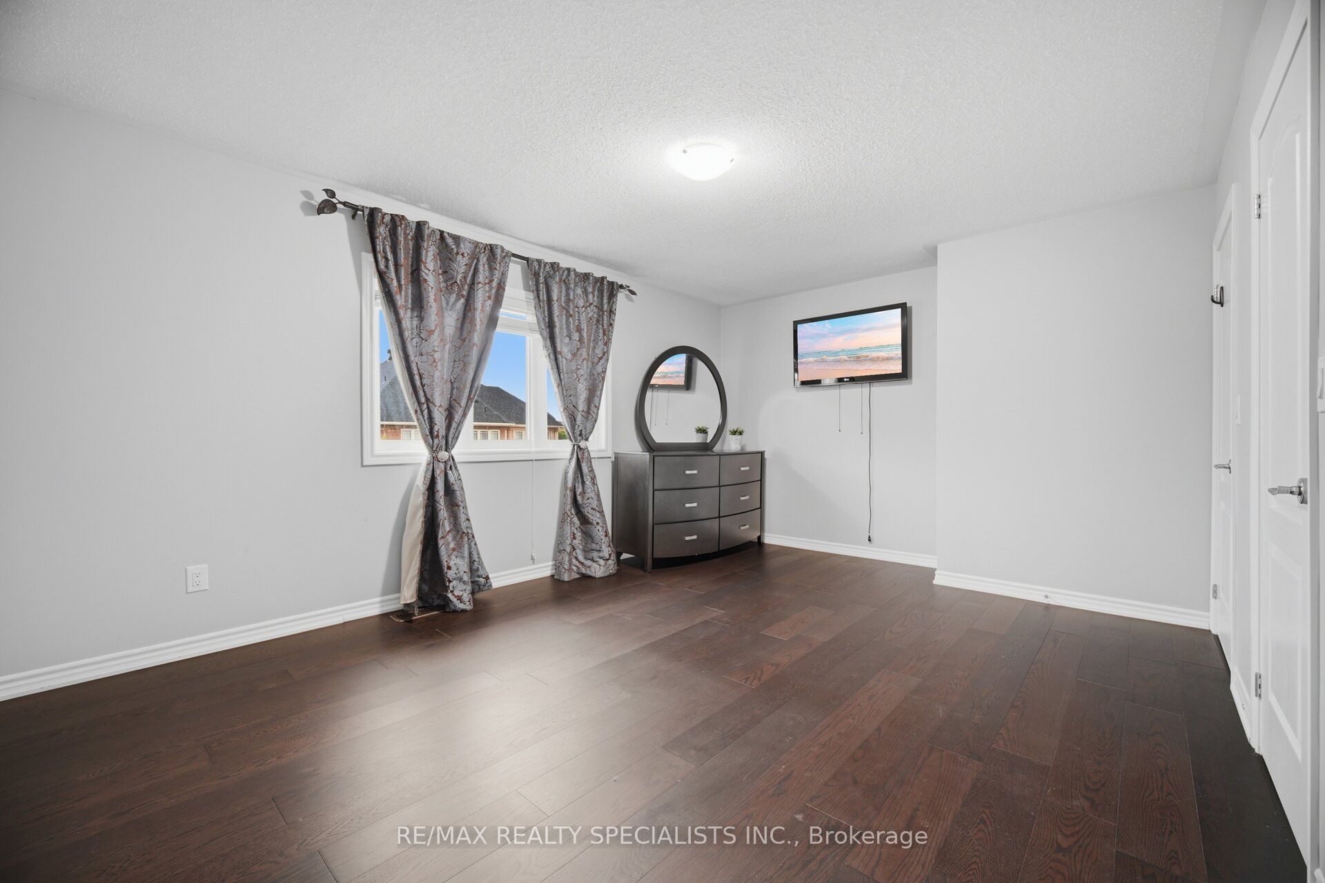 227 Minto Crescent Property Photo 28
