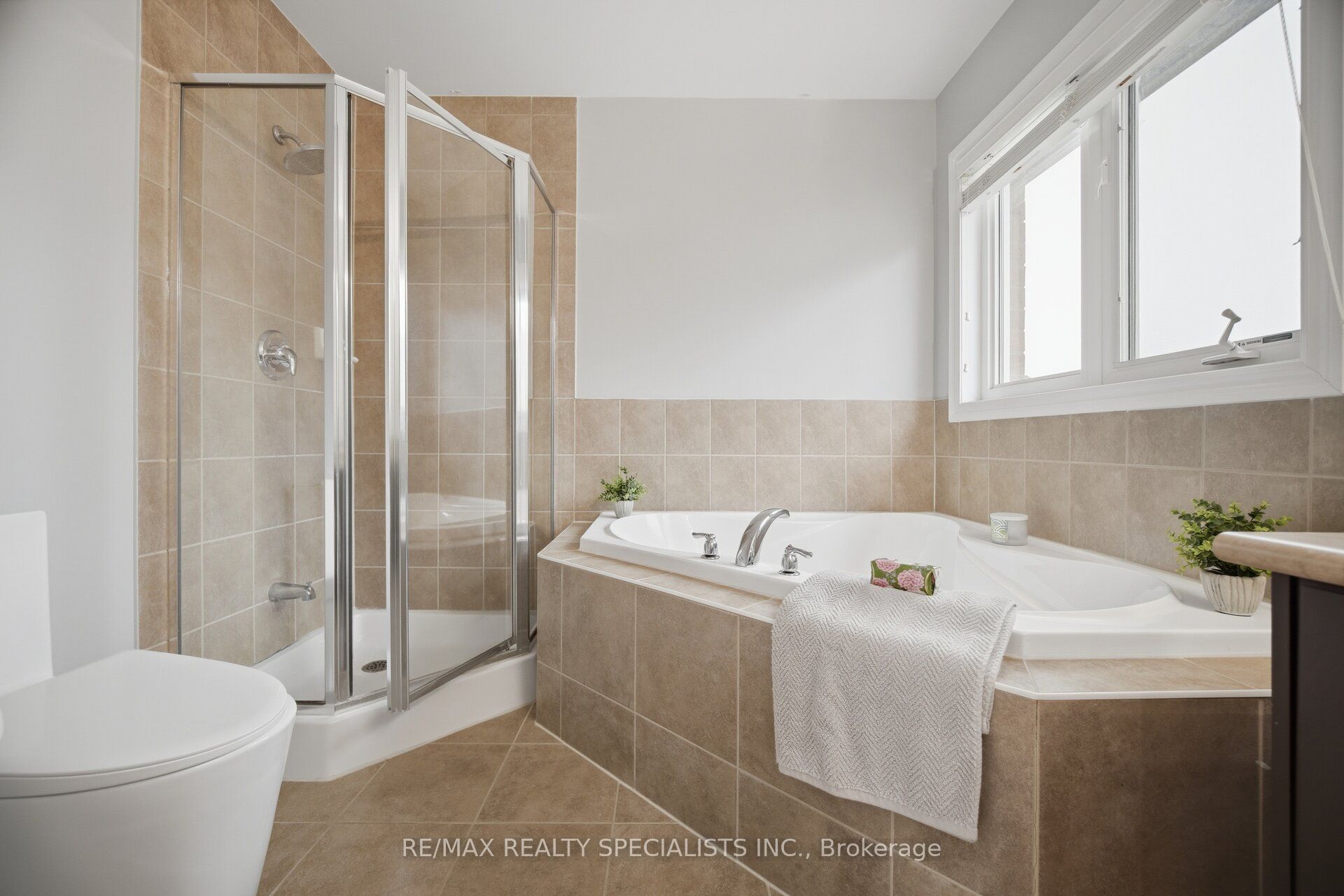 227 Minto Crescent Property Photo 31