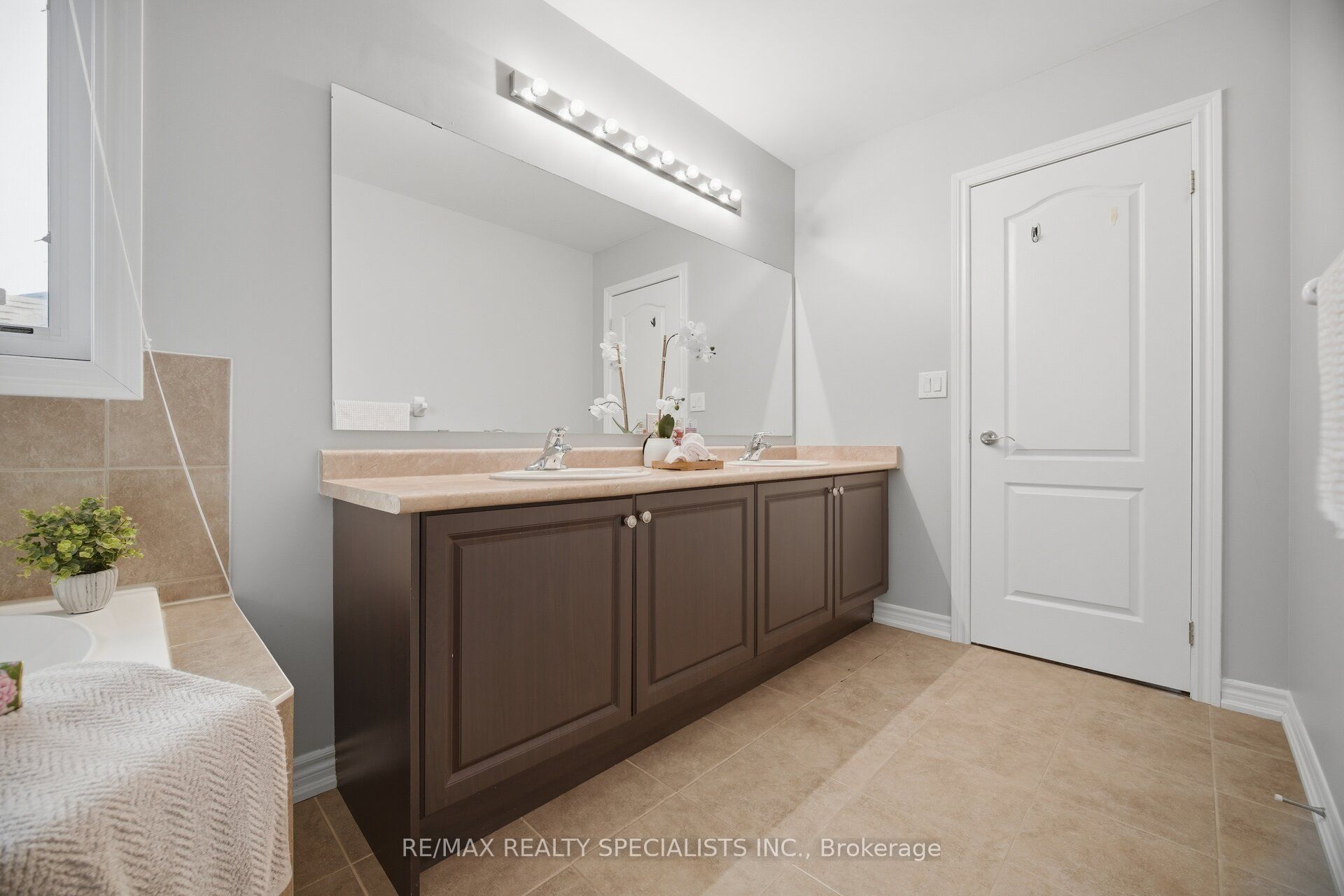 227 Minto Crescent Property Photo 32