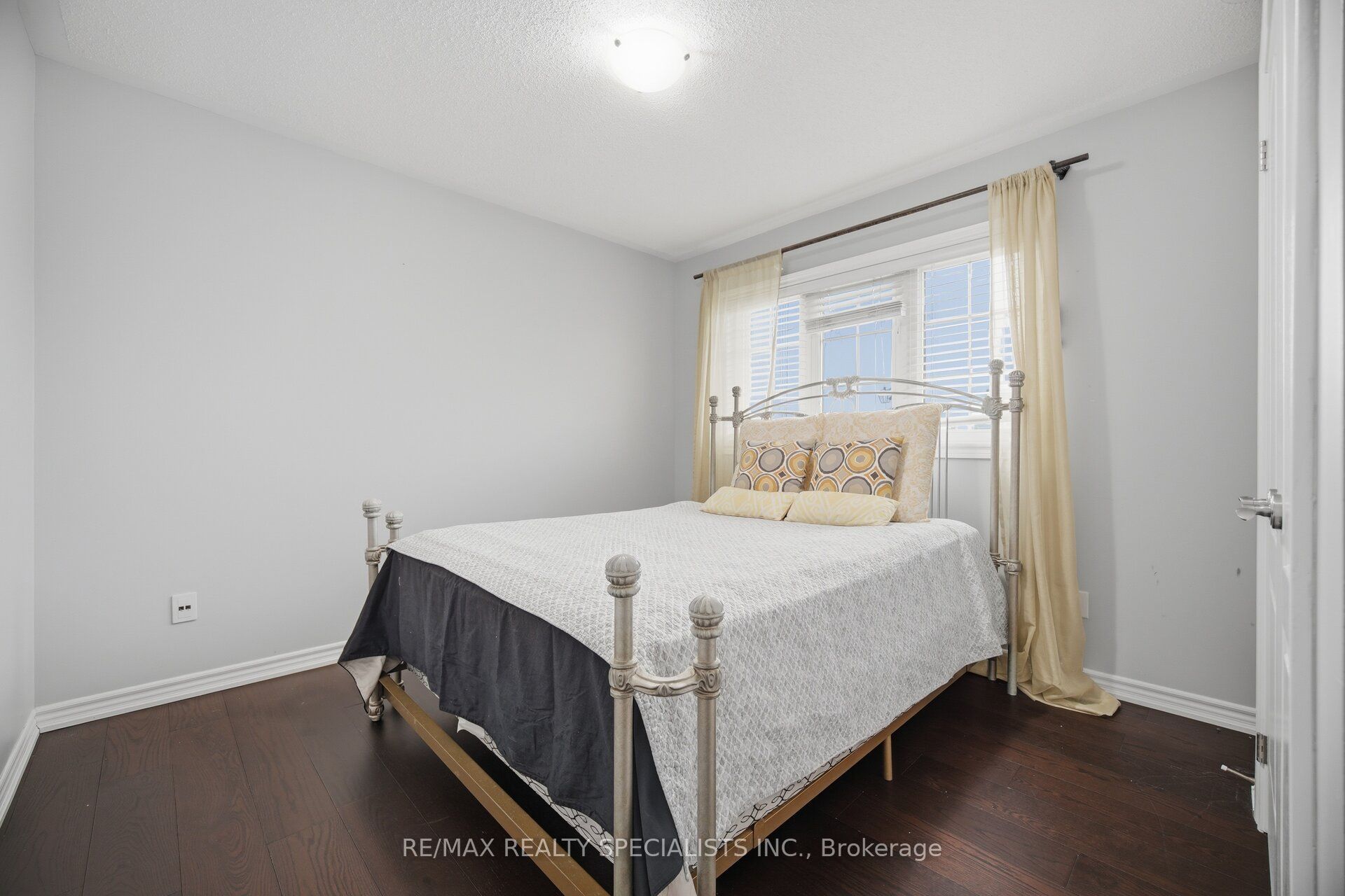 227 Minto Crescent Property Photo 35