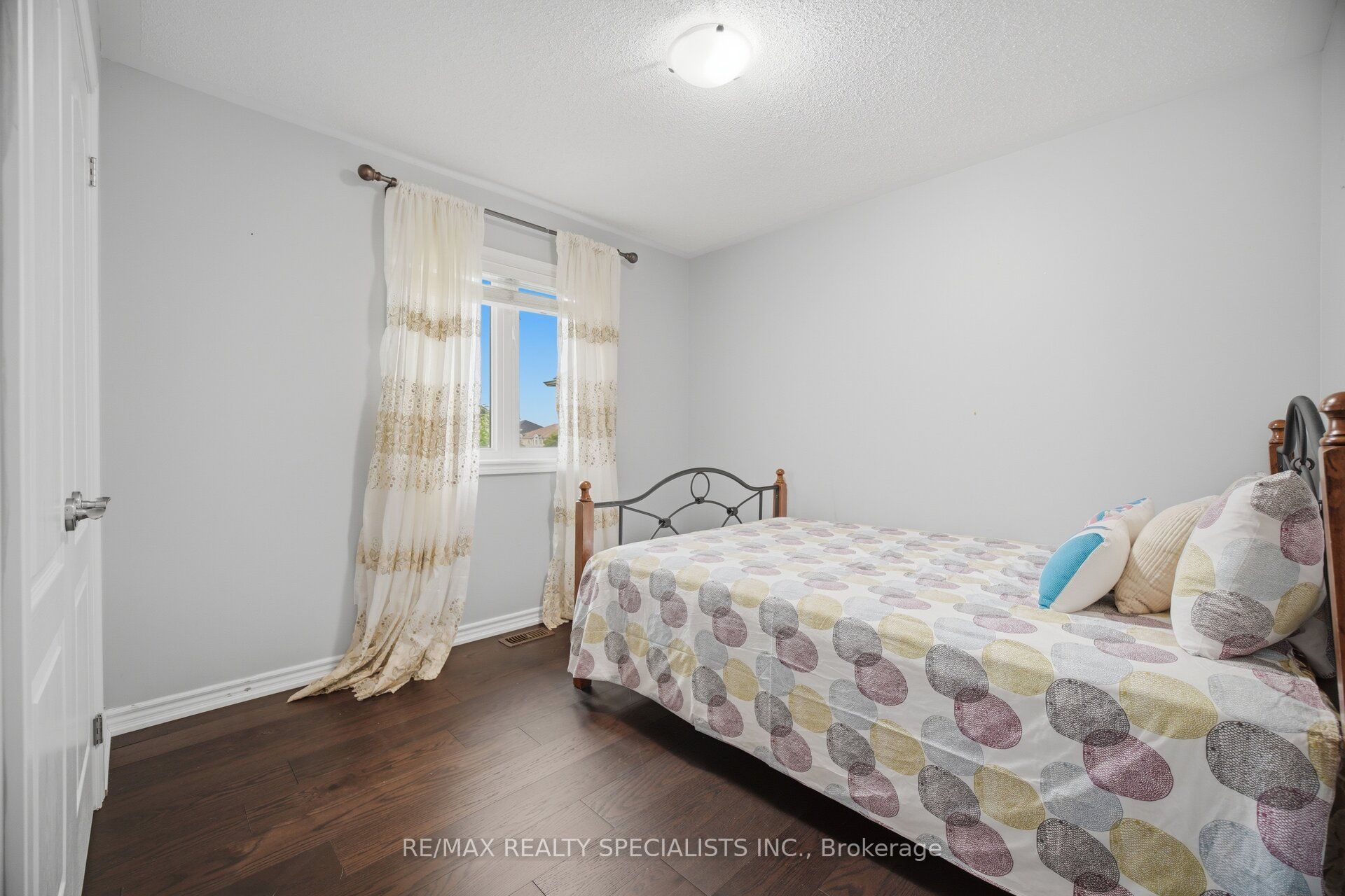 227 Minto Crescent Property Photo 37