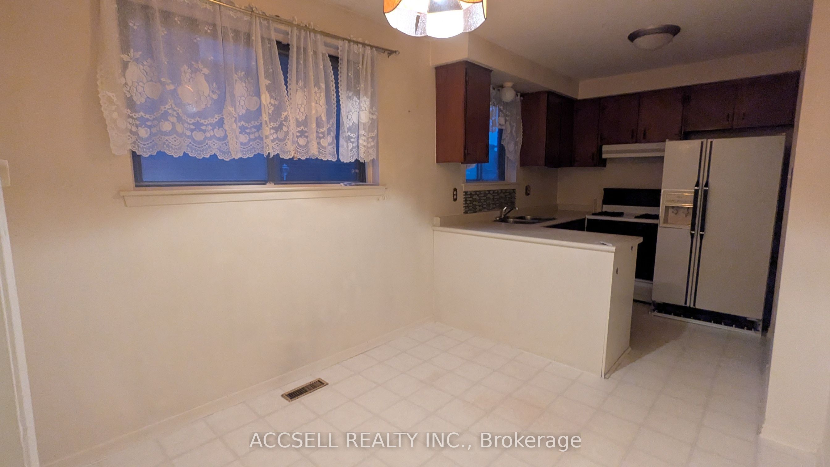 1055 Claredale Road Property Photo 4