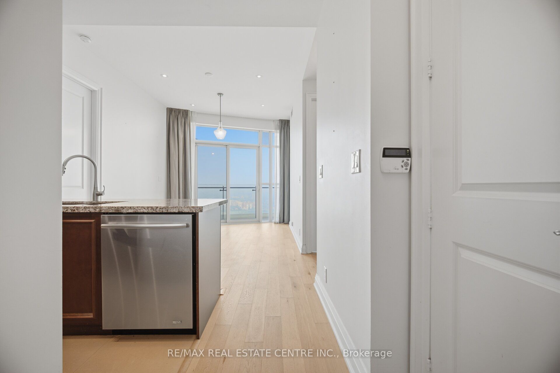 50 Absolute Avenue Lph8 Property Photo 6