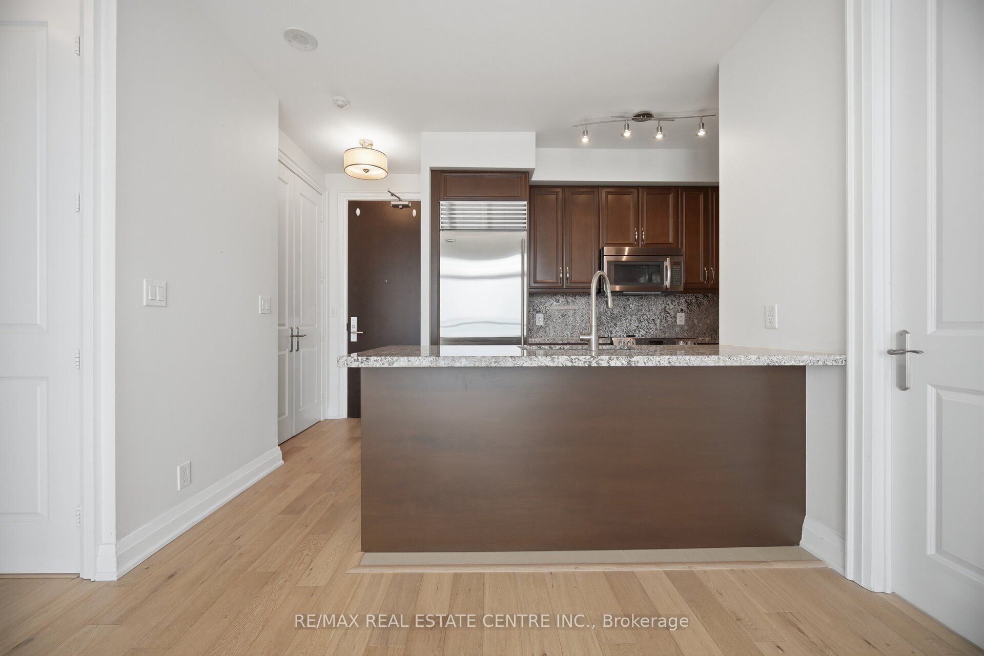 50 Absolute Avenue Lph8 Property Photo 8