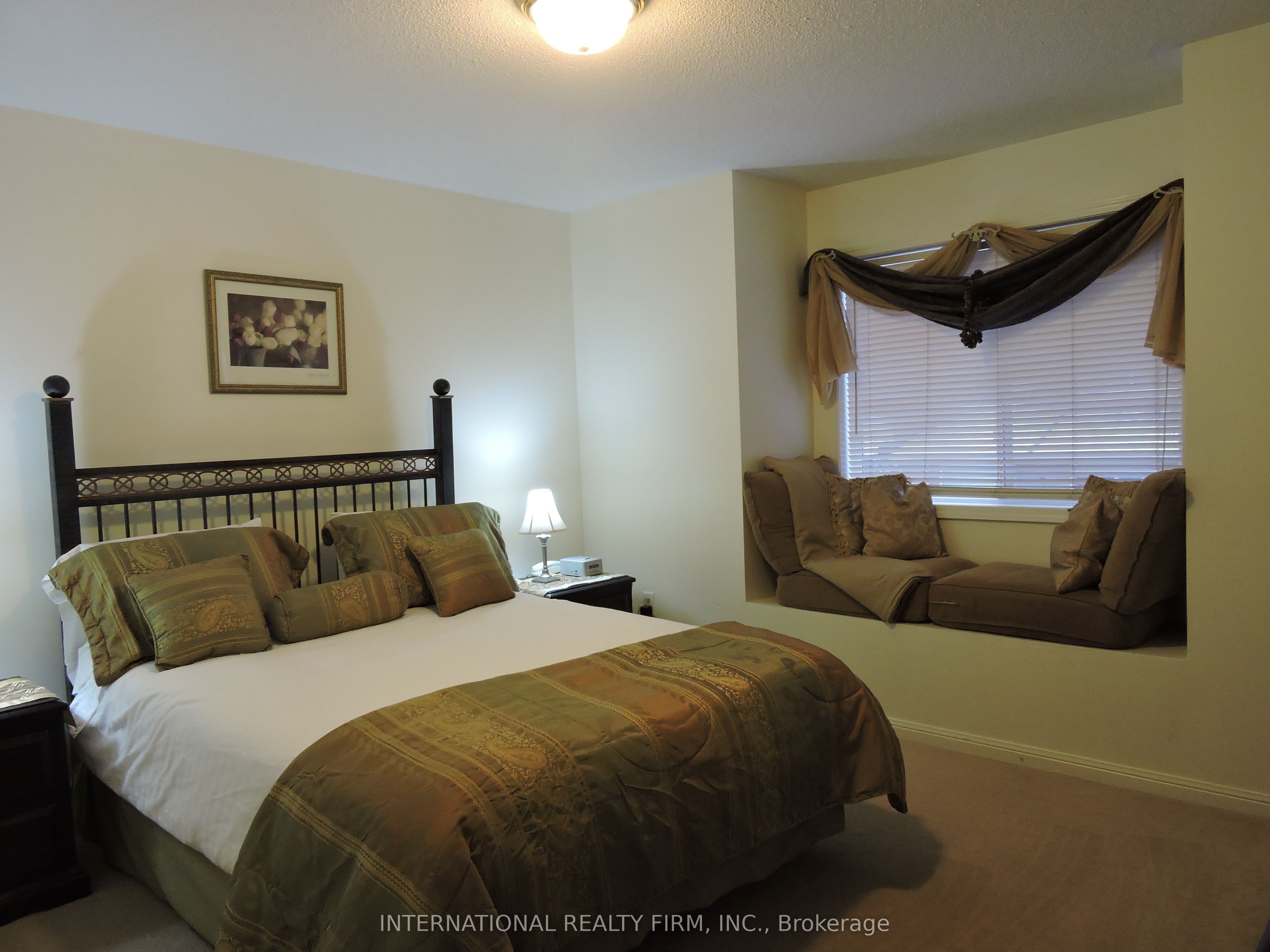2453 Baintree Crescent Property Photo 3