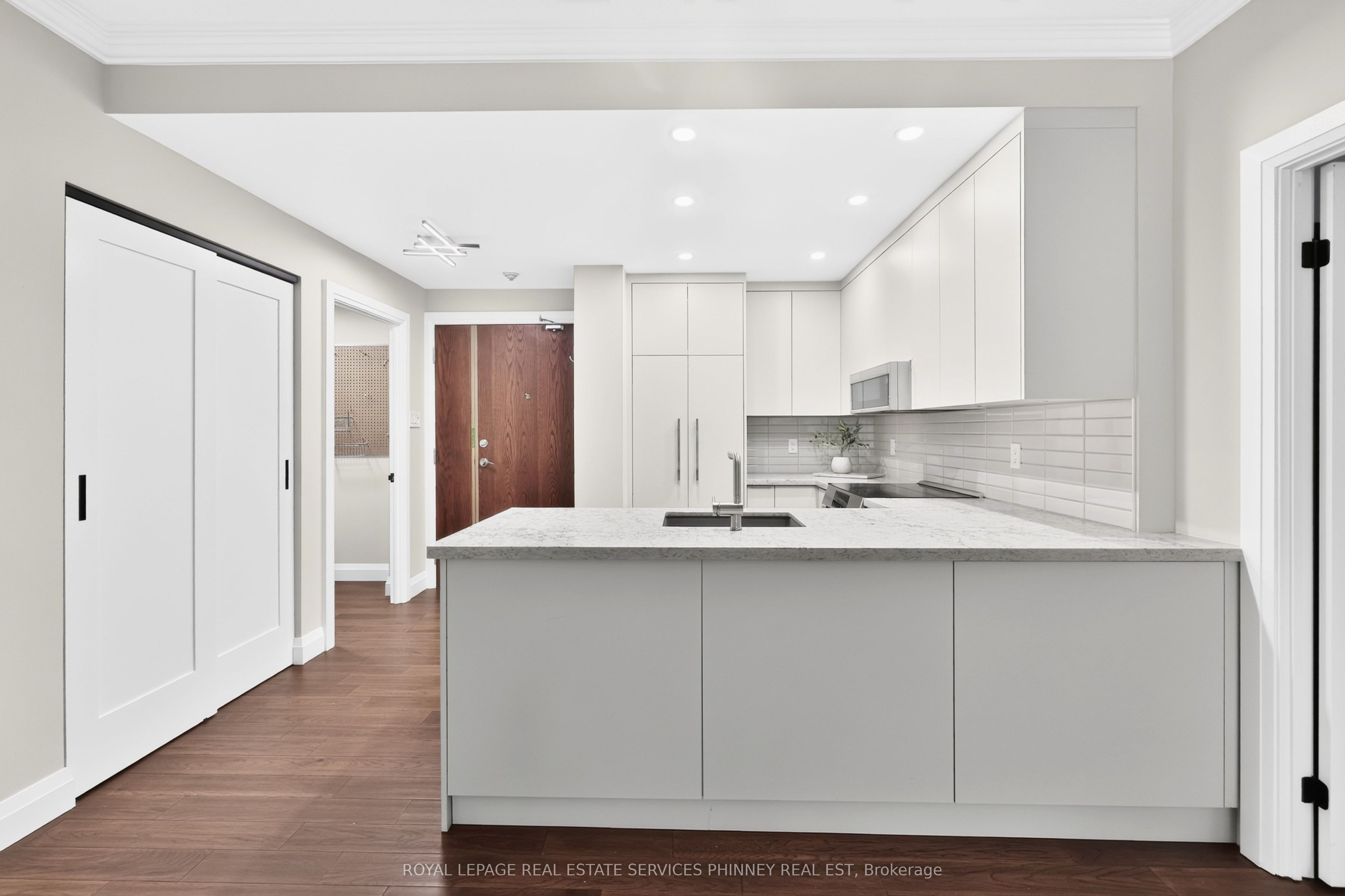 2511 Lakeshore Road W 407 Property Photo 6