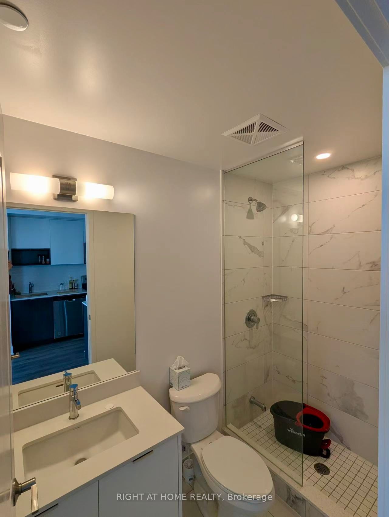 202 Burnhamthorpe Road E 1607 Property Photo 5