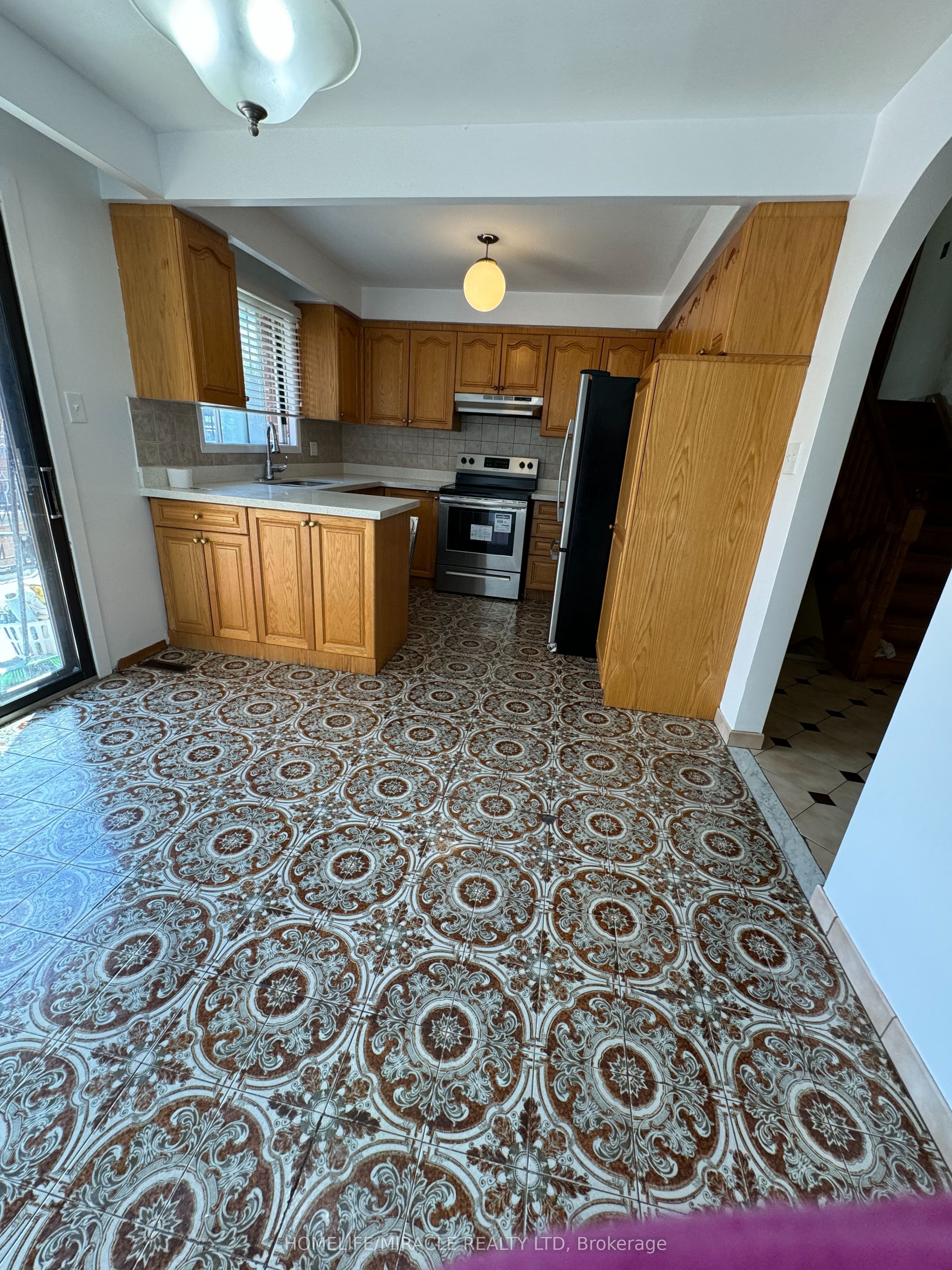 2114 Islington Avenue Property Photo 6