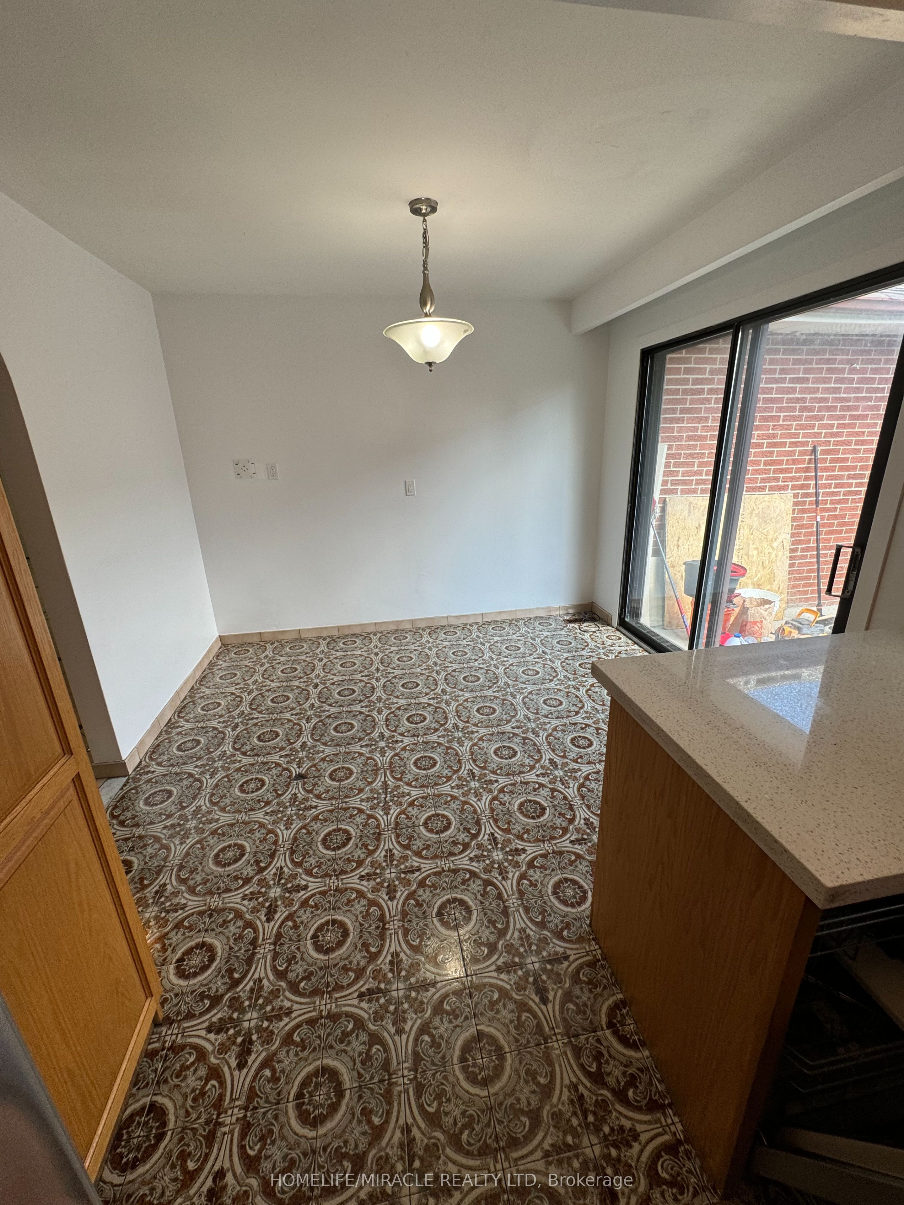 2114 Islington Avenue Property Photo 7