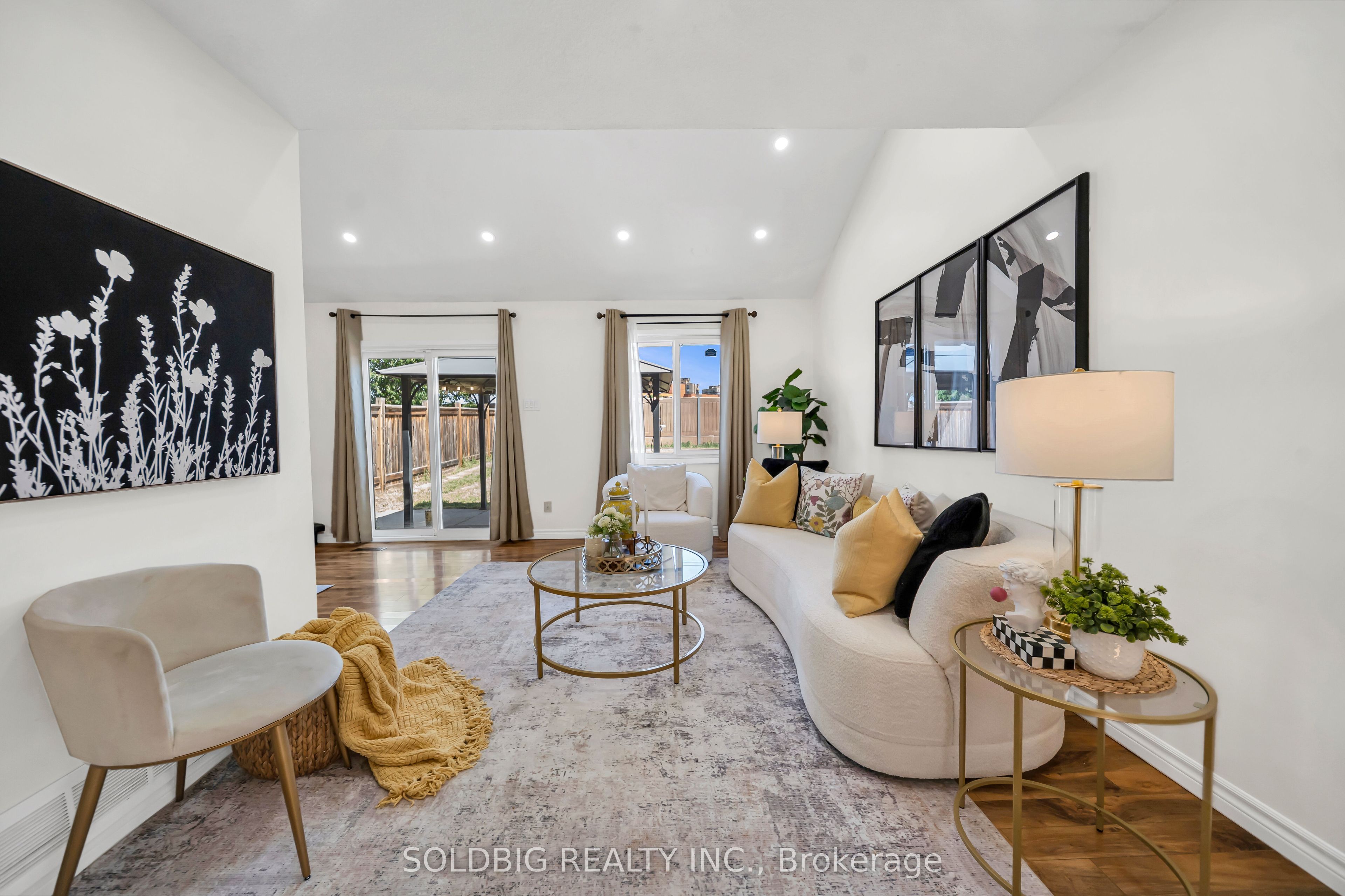 76 Banting Crescent Property Photo 3