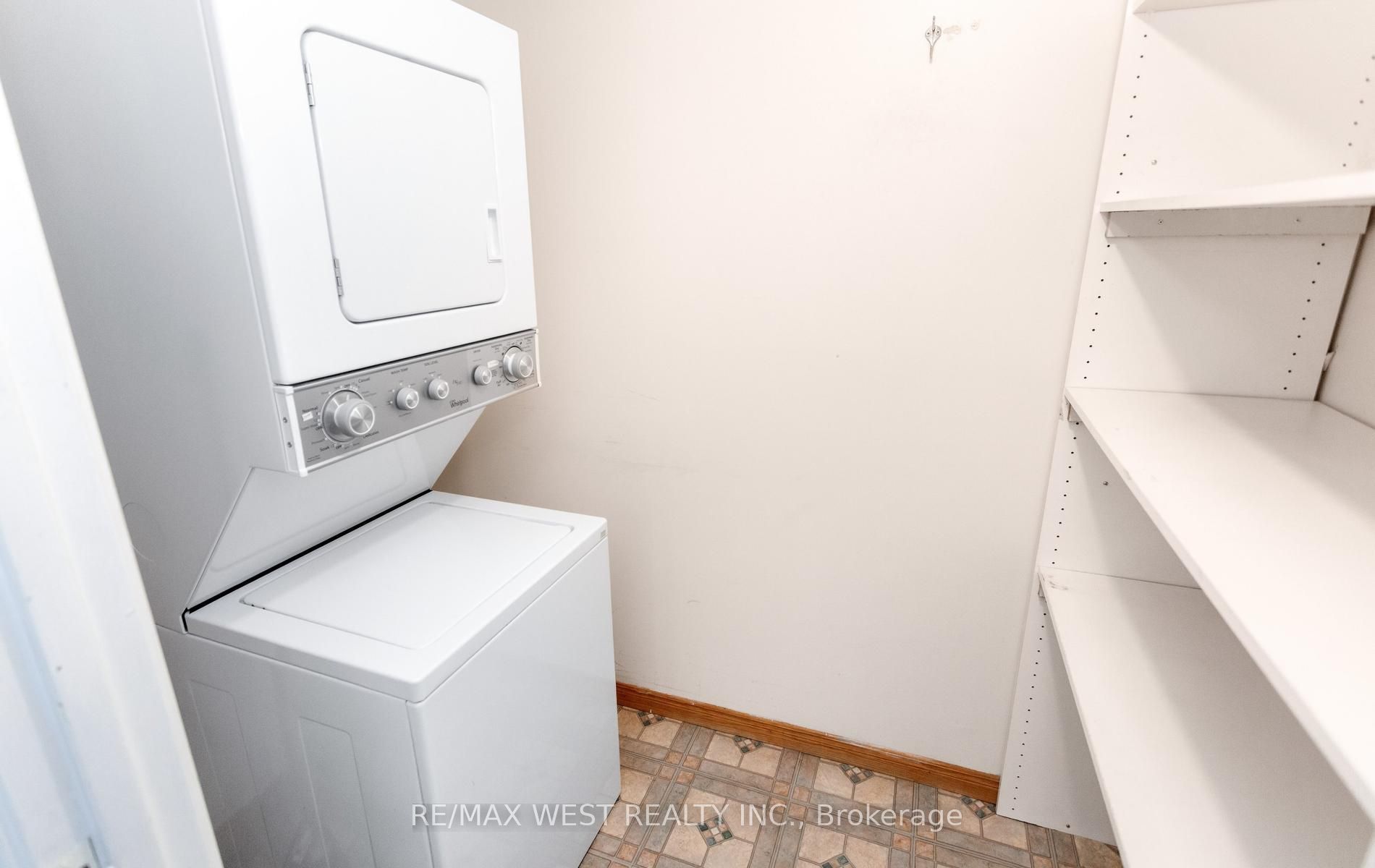 25 Fairview Road W 1410 Property Photo 26