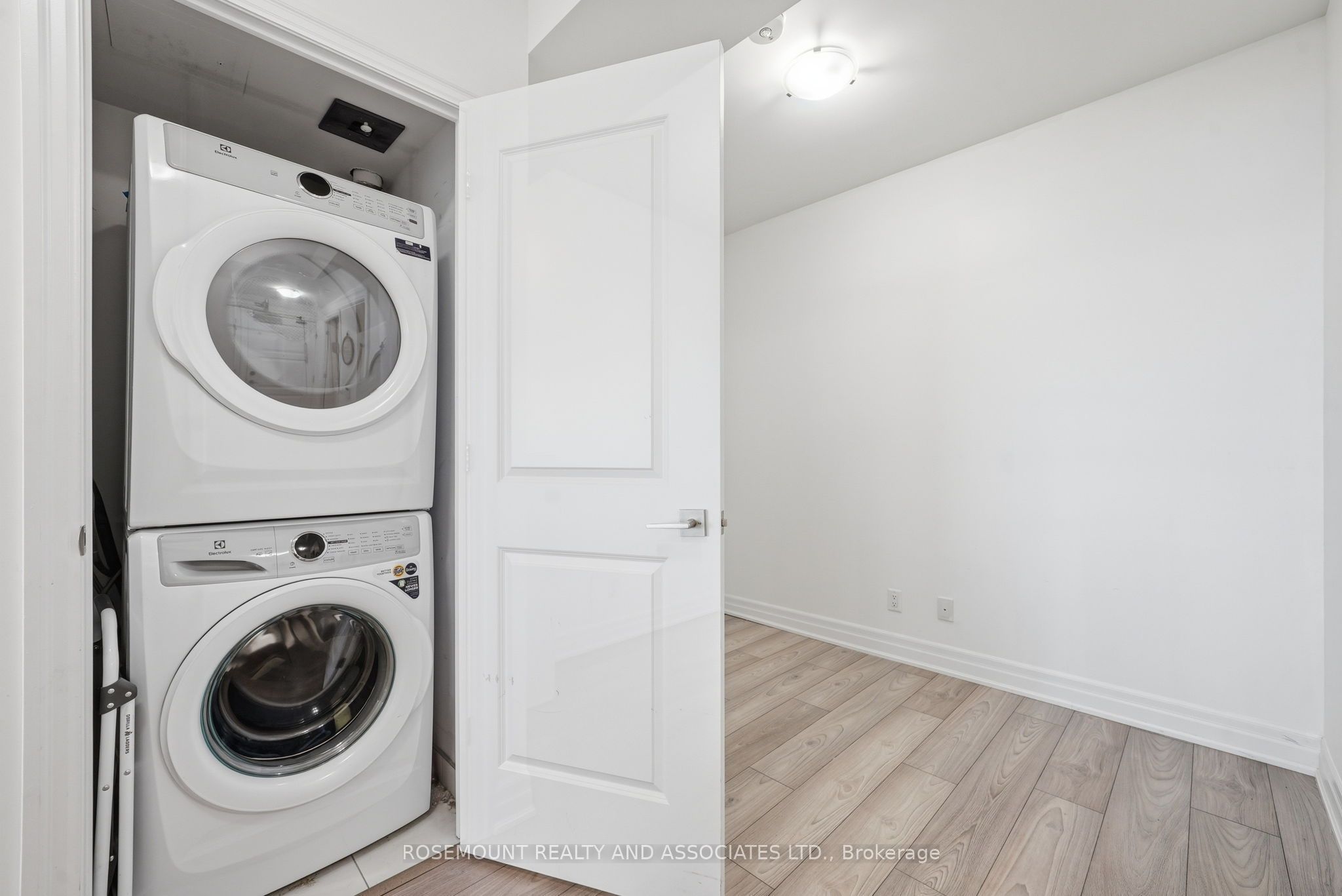 36 Elm Drive W 2105 Property Photo 6