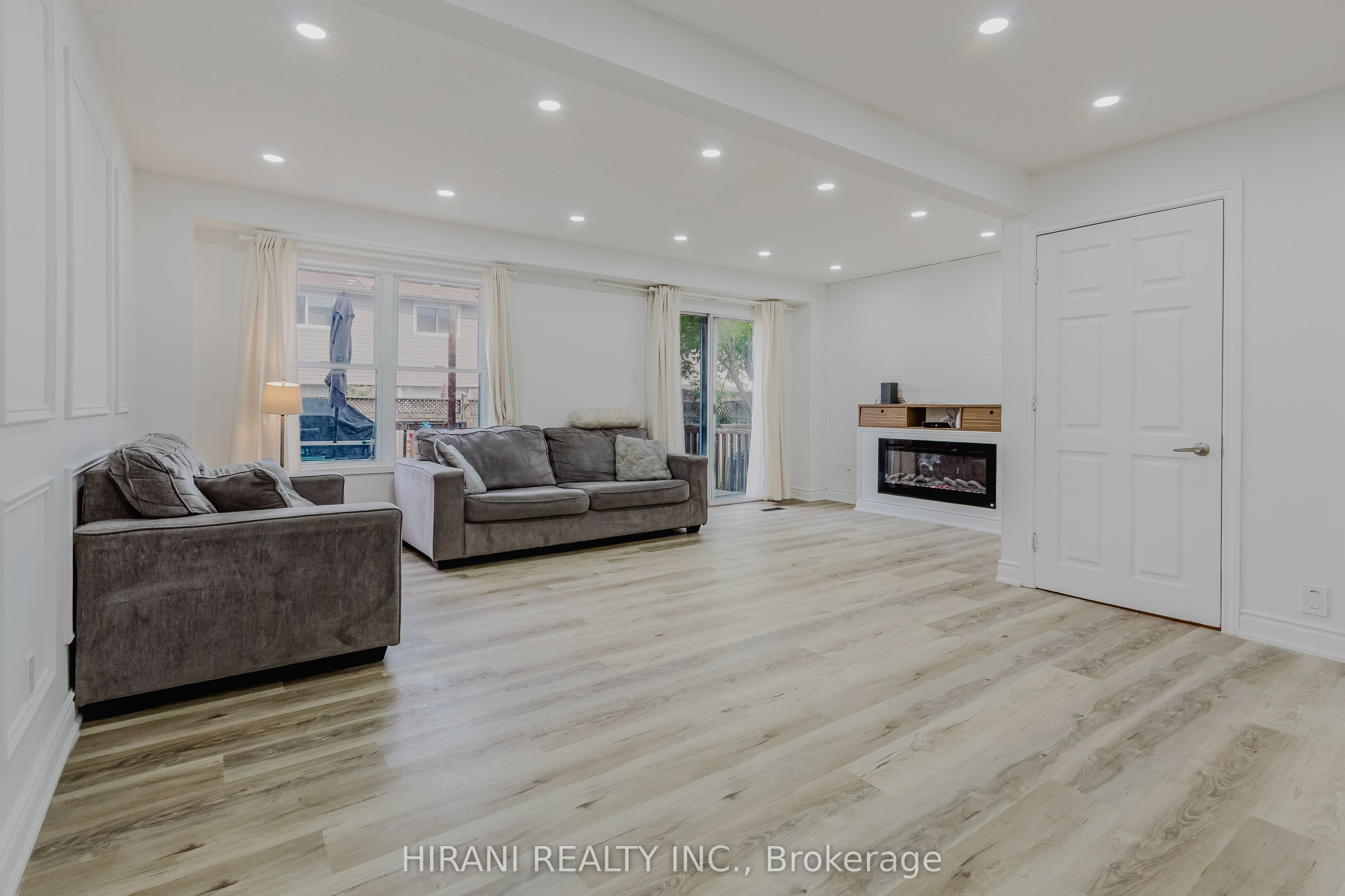 75 Royal Salisbury Way Property Photo 6