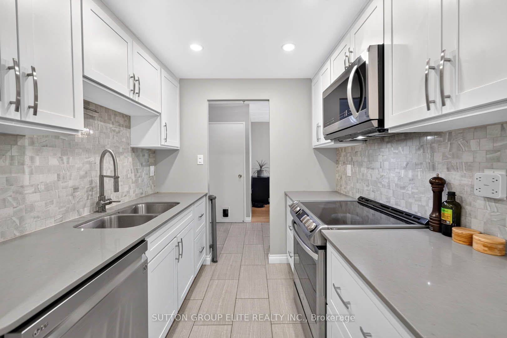820 Burnhamthorpe Road 2010 Property Photo 15