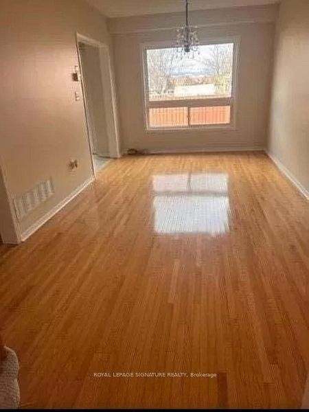6112 Windfleet Crescent Property Photo 2