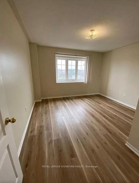 6112 Windfleet Crescent Property Photo 4
