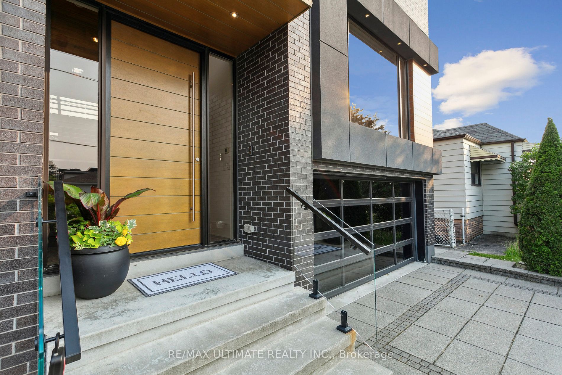 1139 Glengrove Avenue W Property Photo 3