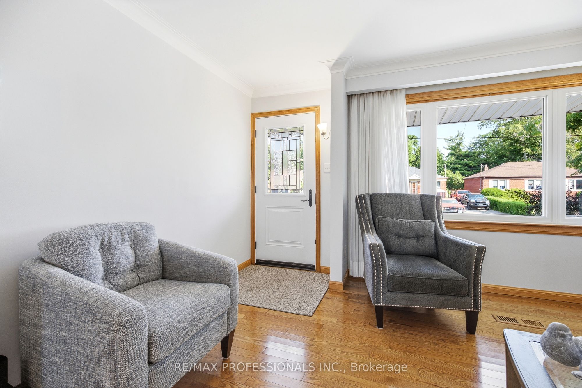 580 Exbury Crescent Property Photo 2