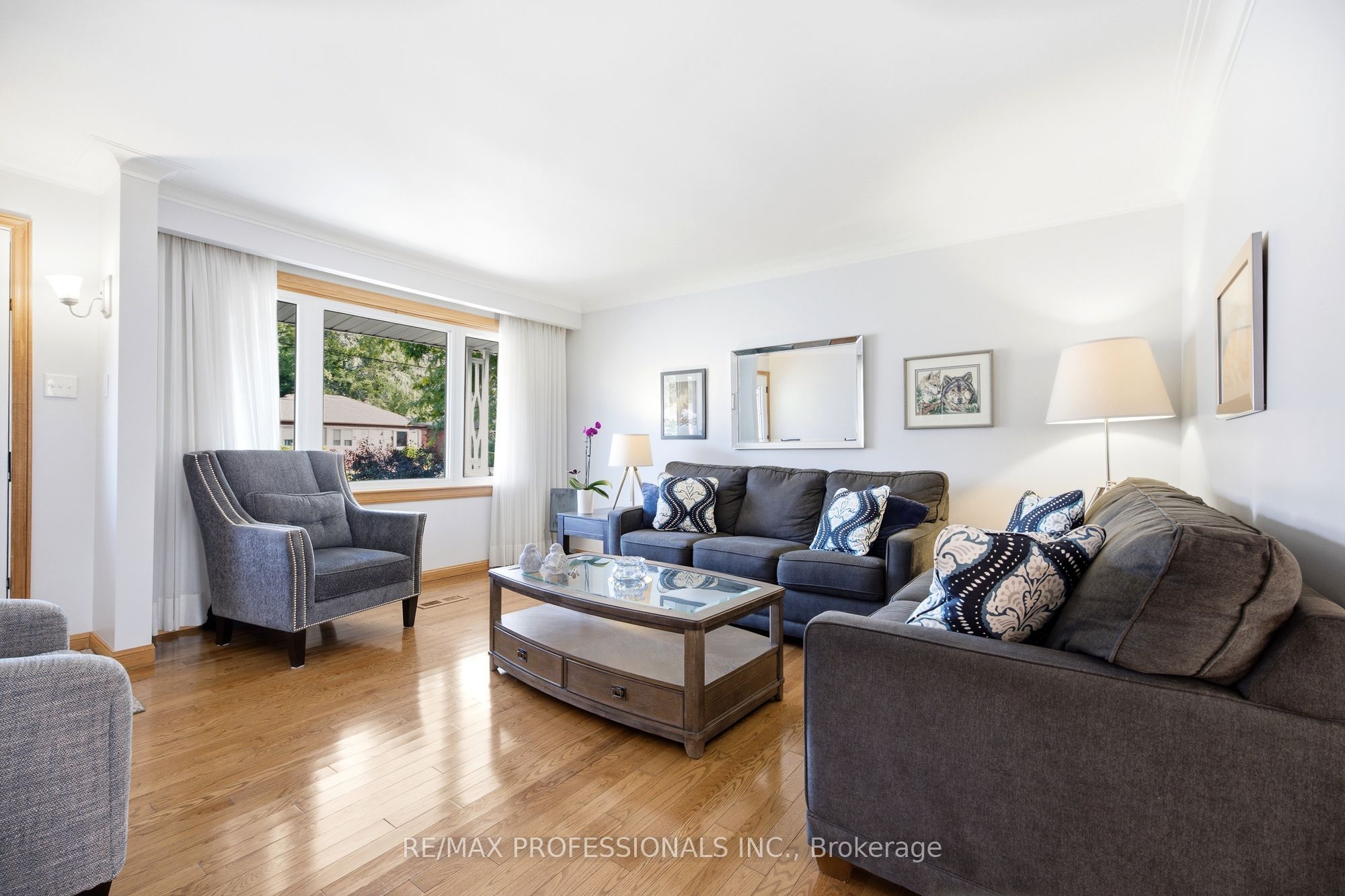 580 Exbury Crescent Property Photo 3