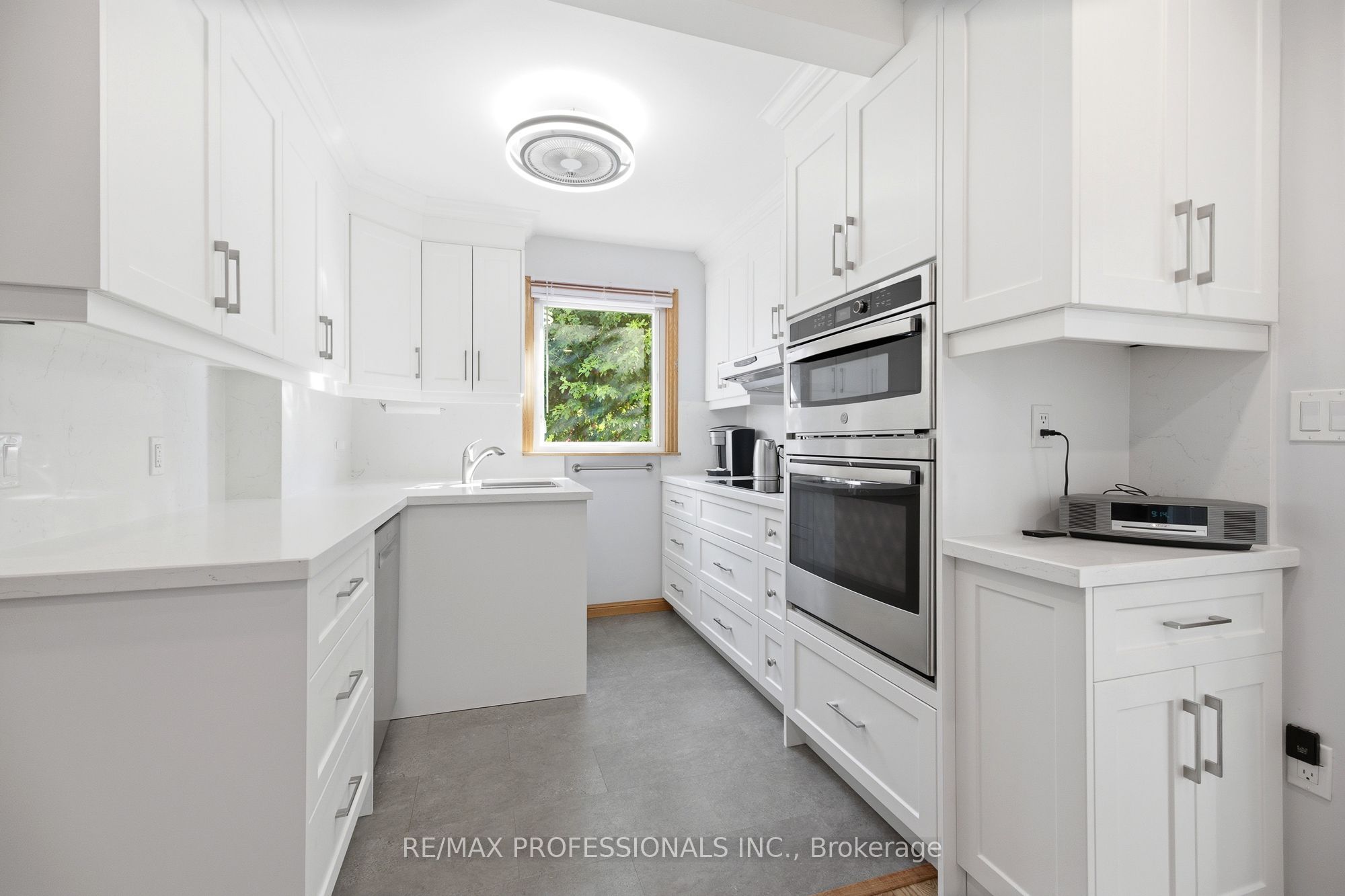 580 Exbury Crescent Property Photo 6