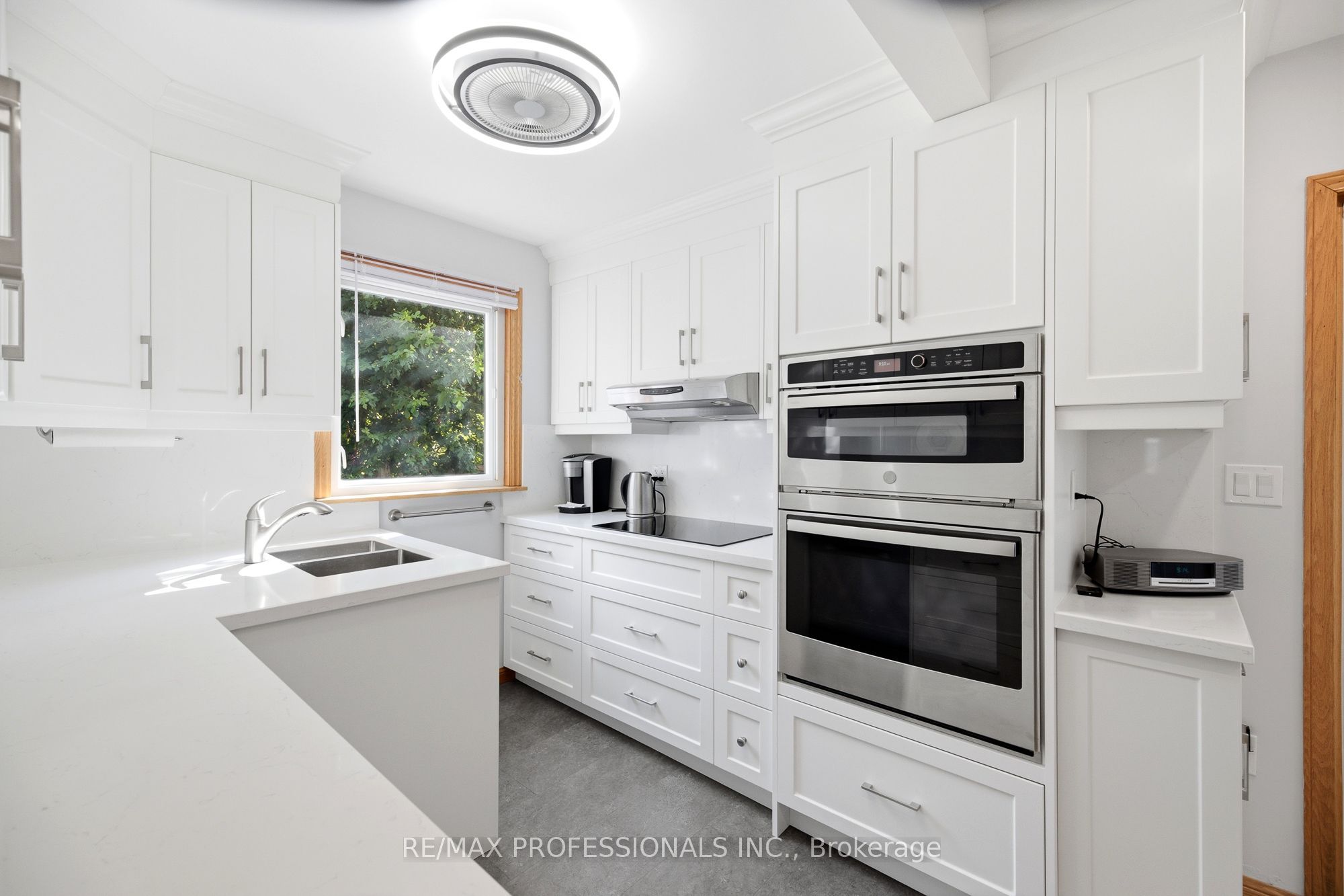 580 Exbury Crescent Property Photo 7